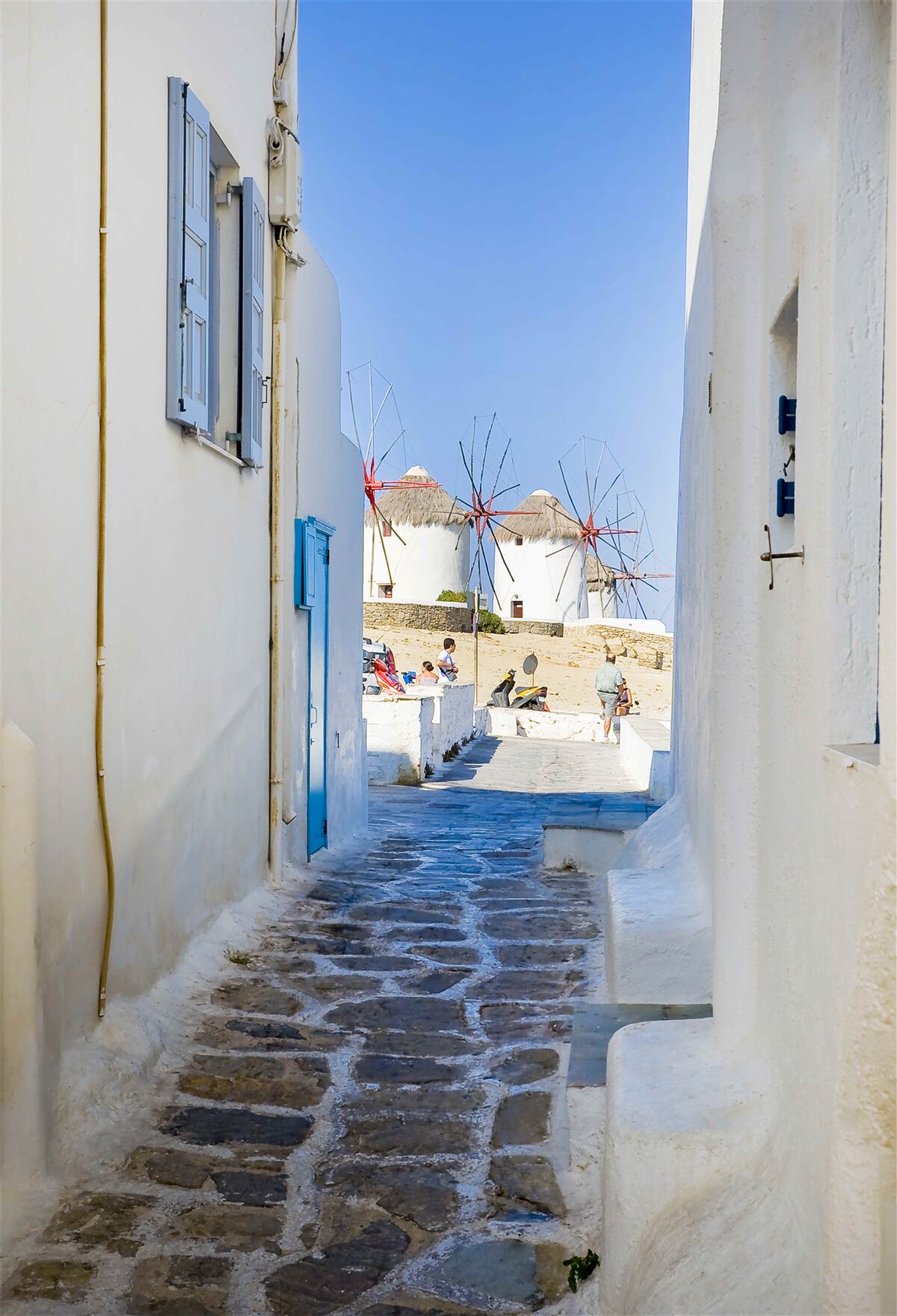 Papier peint vieille rue étroite avec des maisons blanches