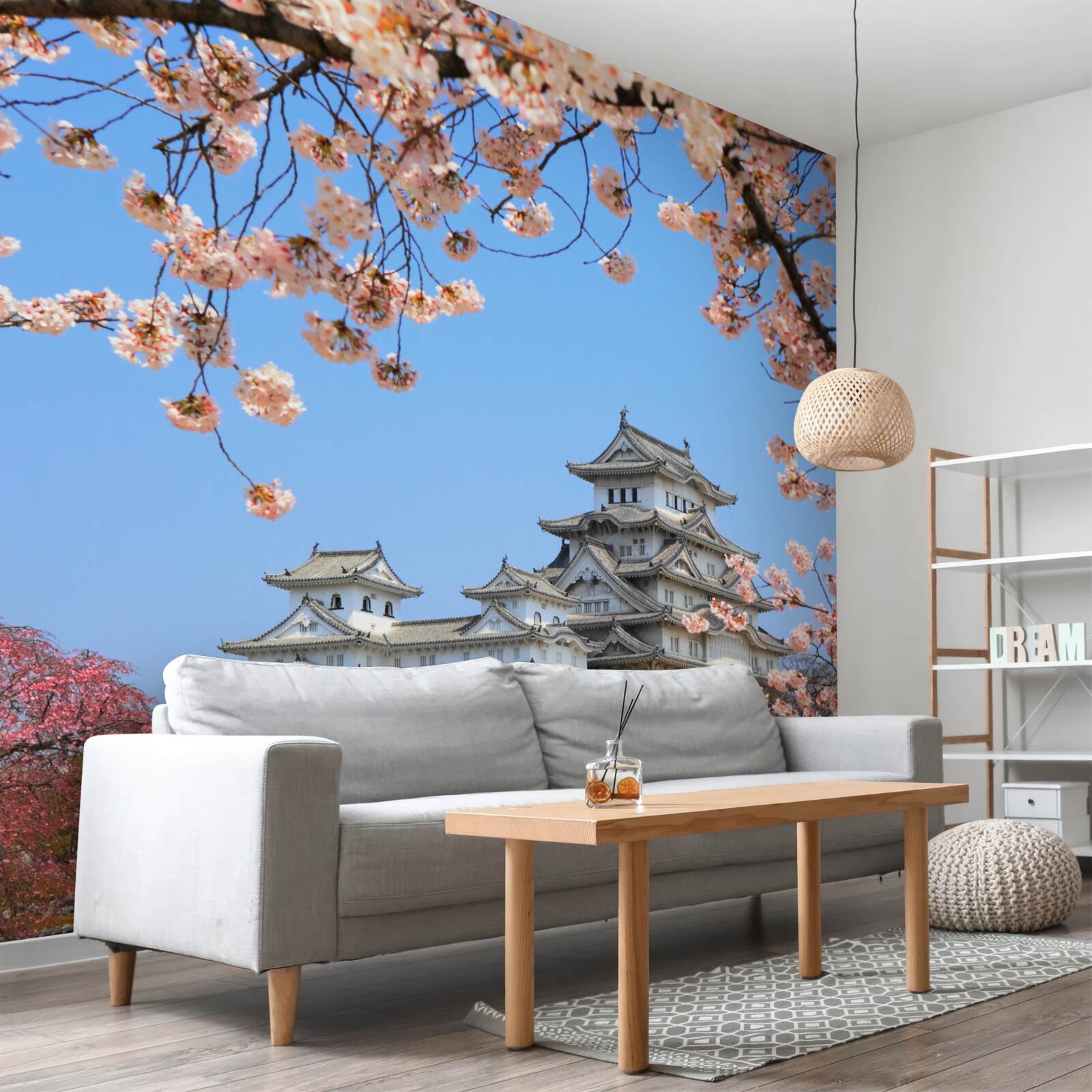 Papier peint ancien temple japonais entouré de sakura