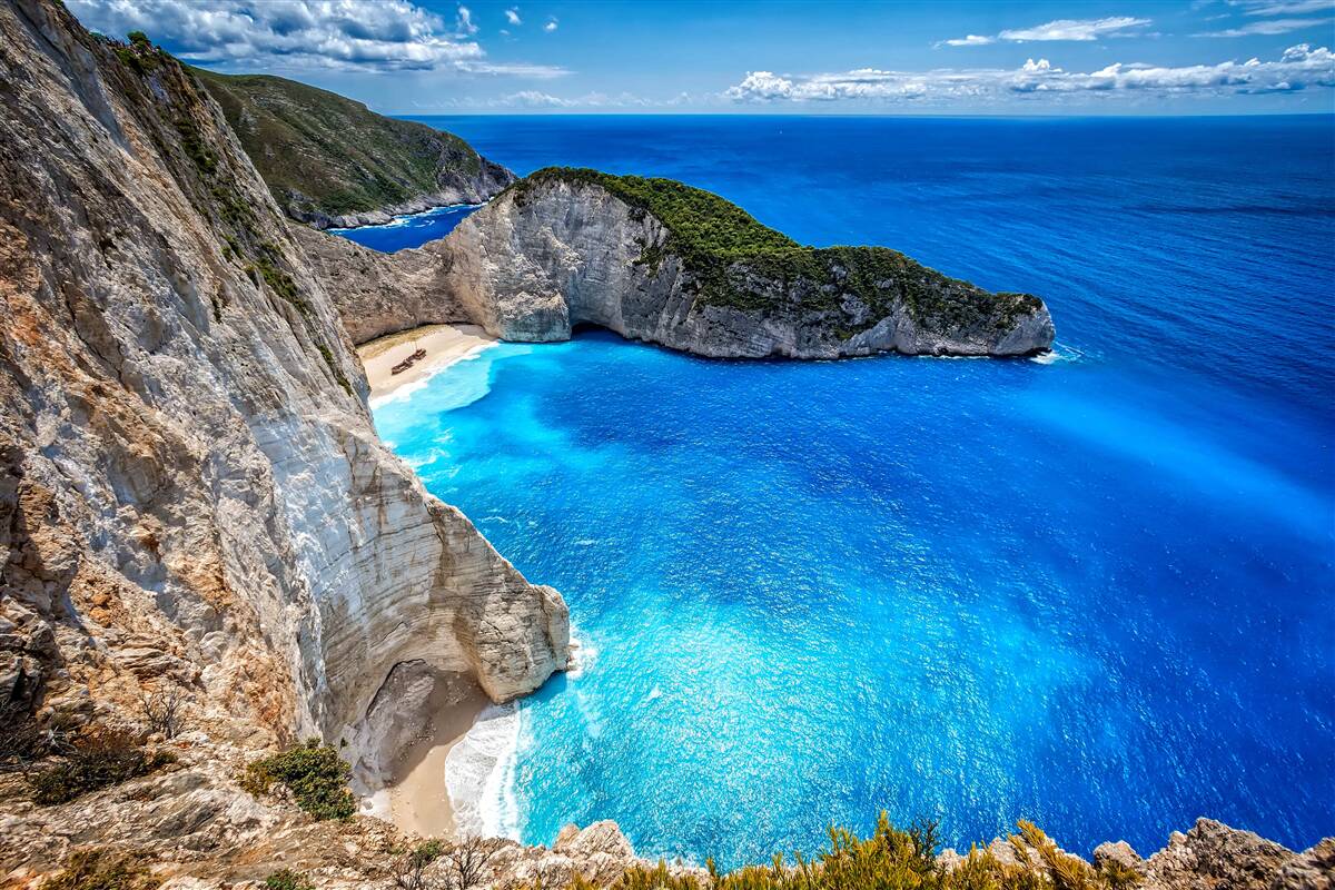 Papier peint des plages de sable blanc et des eaux turquoises au pied des montagnes