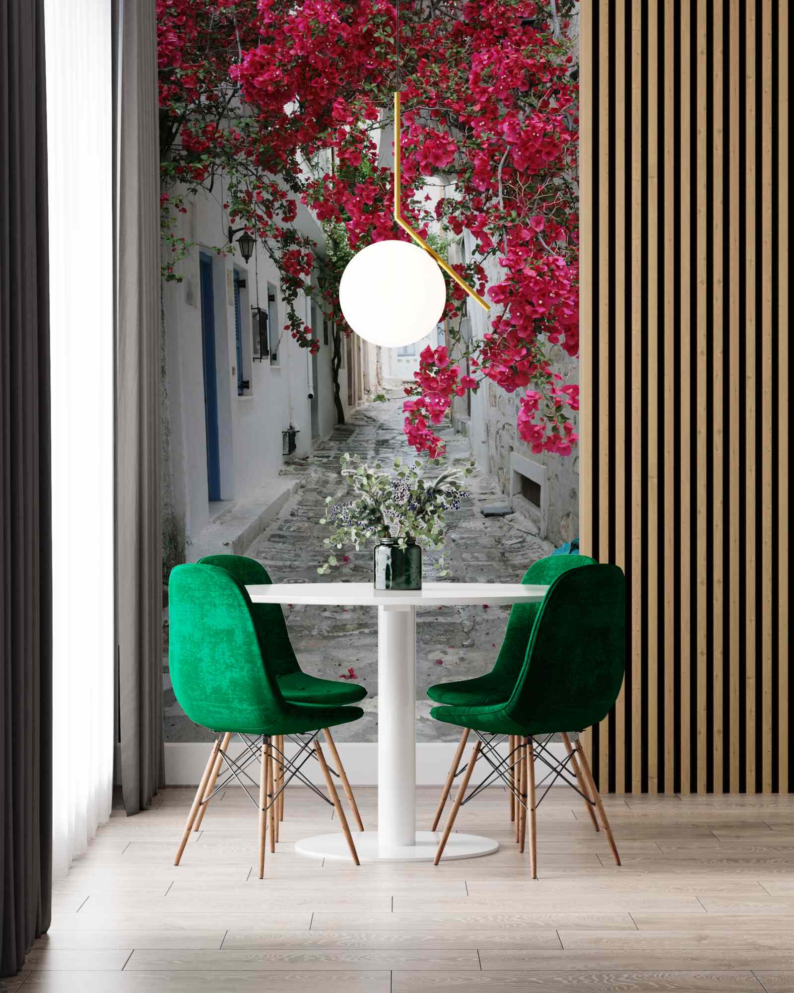 Papier peint des arbustes luxuriants sont suspendus aux murs de la rue