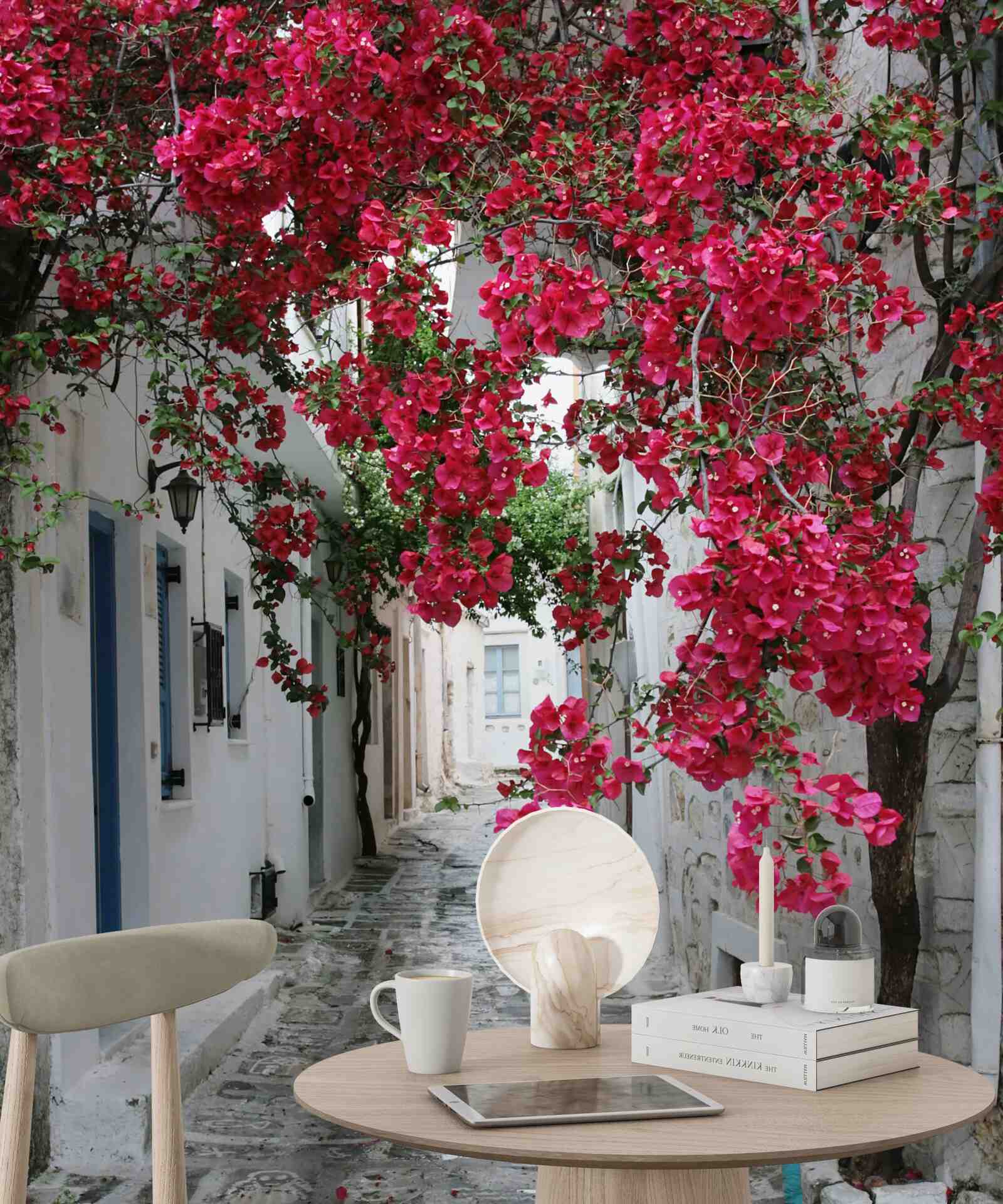 Papier peint des arbustes luxuriants sont suspendus aux murs de la rue