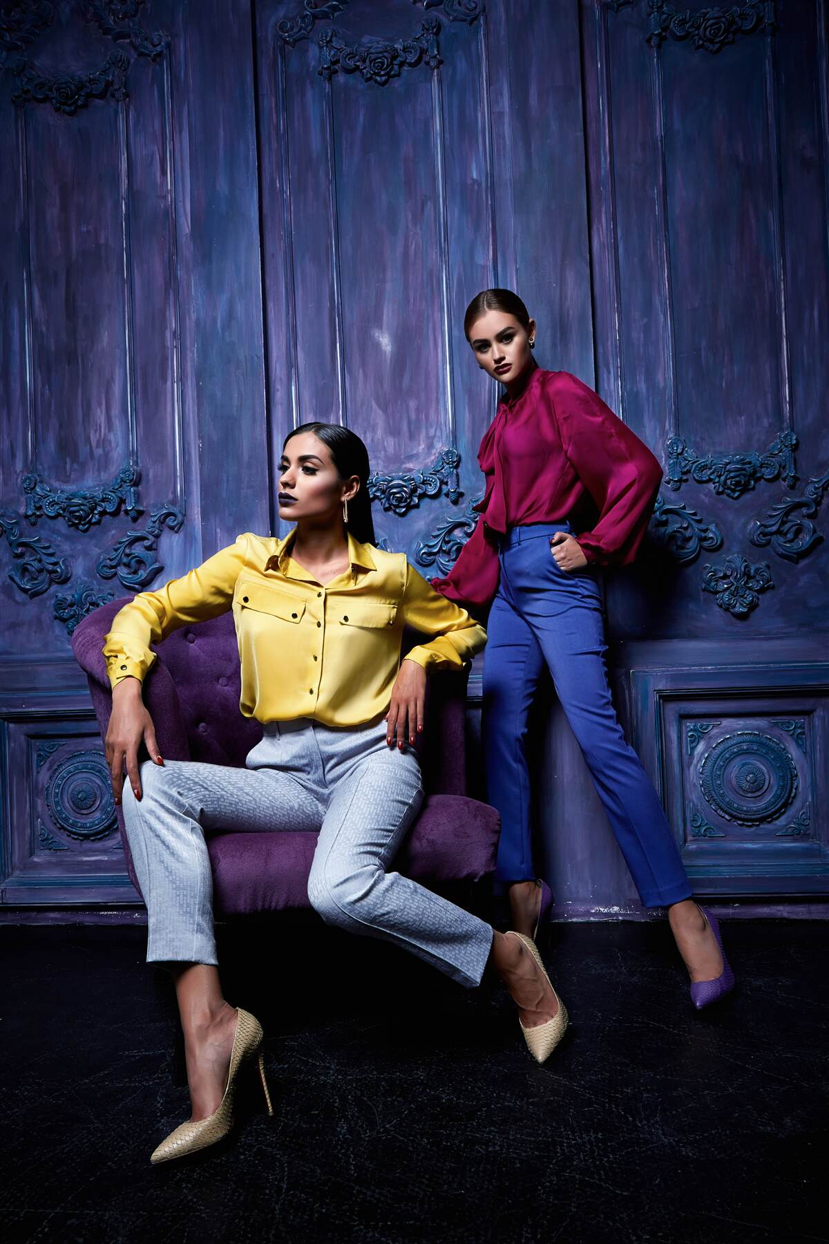 Papier peint des filles portant des chaussures à talons hauts prennent des photos près de l'ancienne muraille