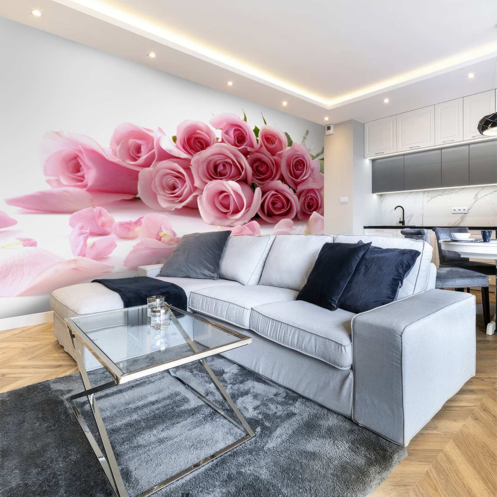 Papier peint roses roses délicates avec des pétales près de la surface de l'eau