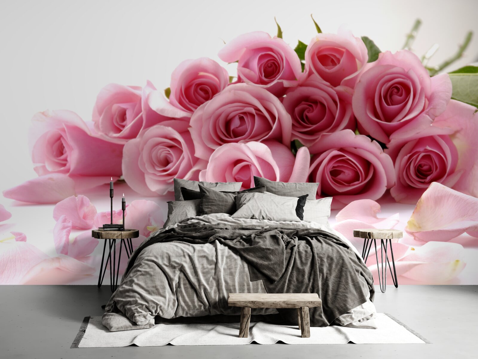 Papier peint roses roses délicates avec des pétales près de la surface de l'eau