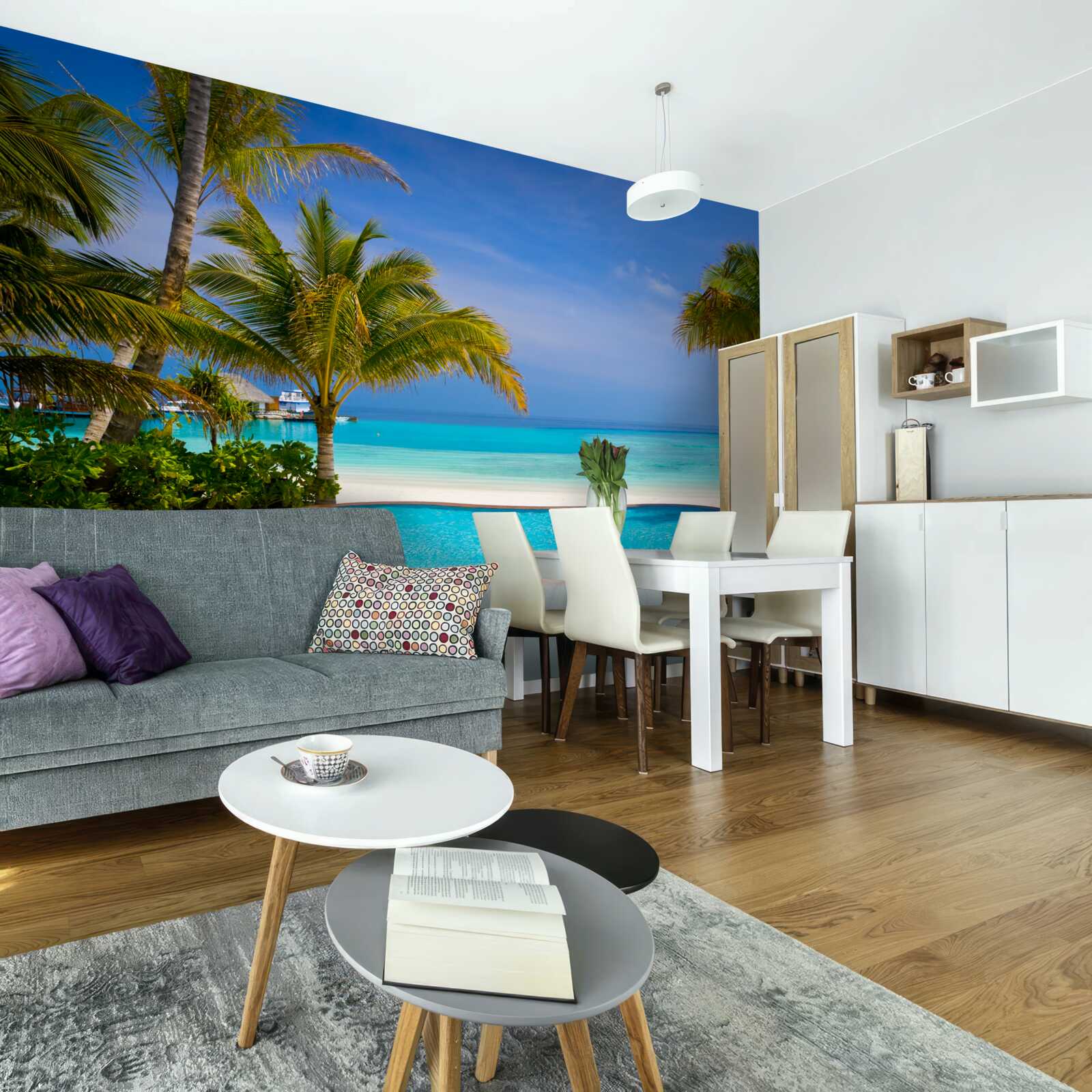 Papier peint piscine proche du rivage, entourée de palmiers