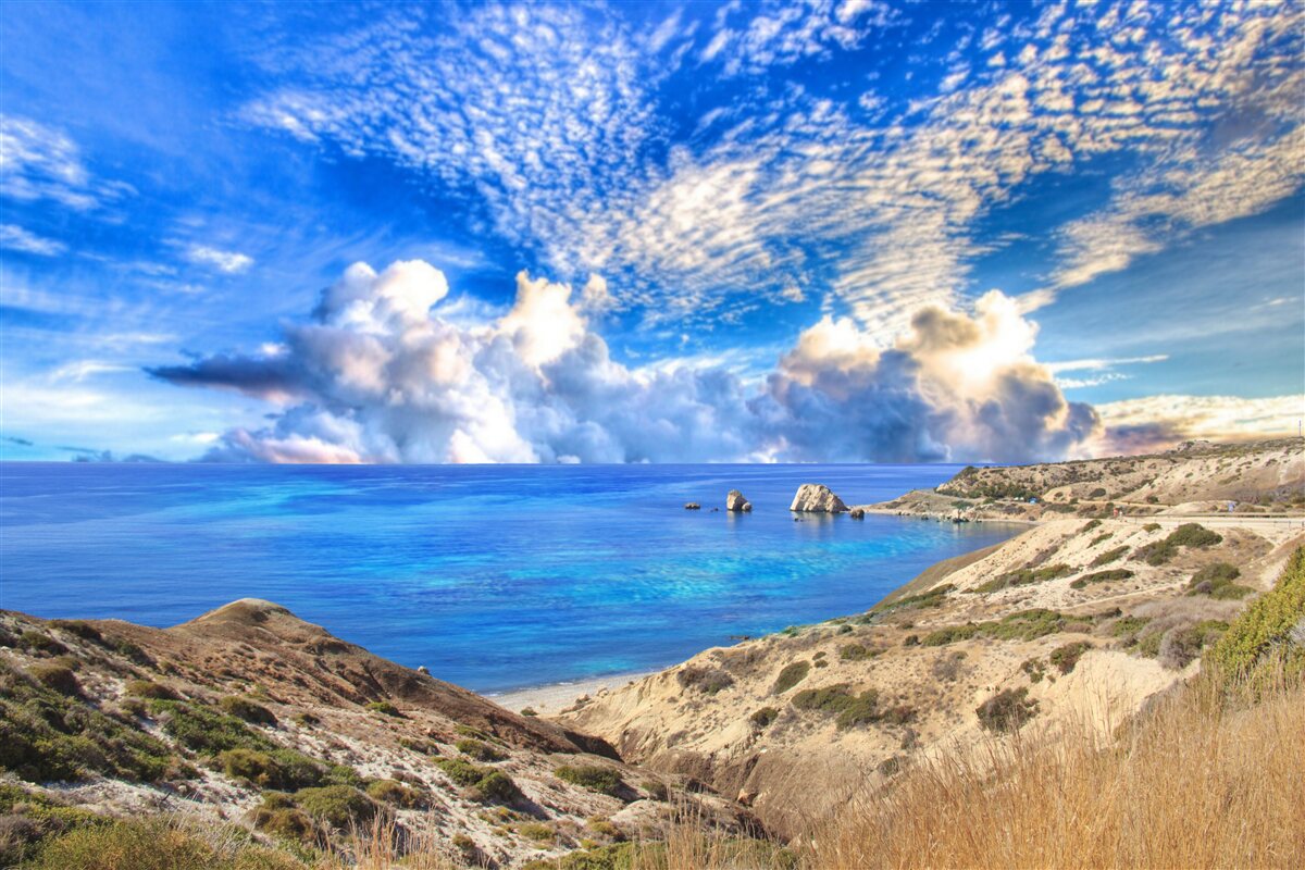 Papier peint cirrus à l'horizon, à l'interface entre la terre et l'océan