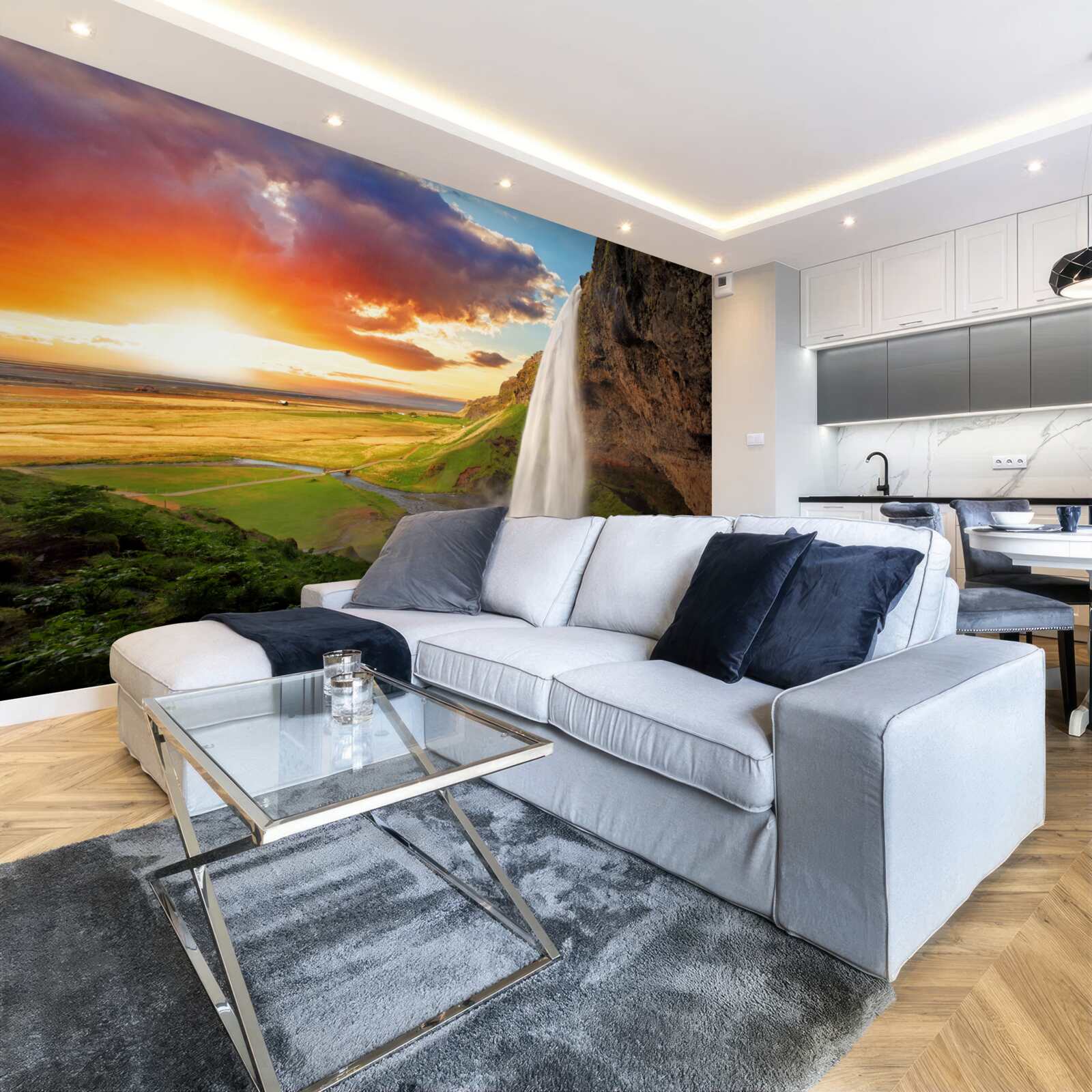 Papier peint La forêt tropicale reçoit des torrents d'eau provenant d'une haute cascade.