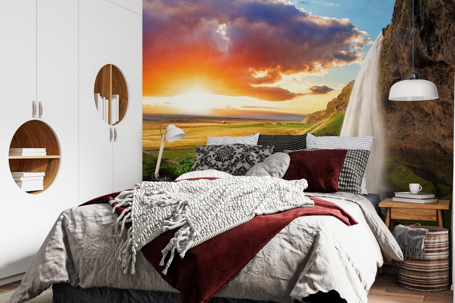 Papier peint La forêt tropicale reçoit des torrents d'eau provenant d'une haute cascade.