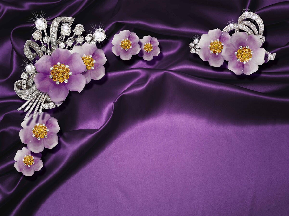 Papier peint Fleurs lilas sur soie foncée avec accents argentés