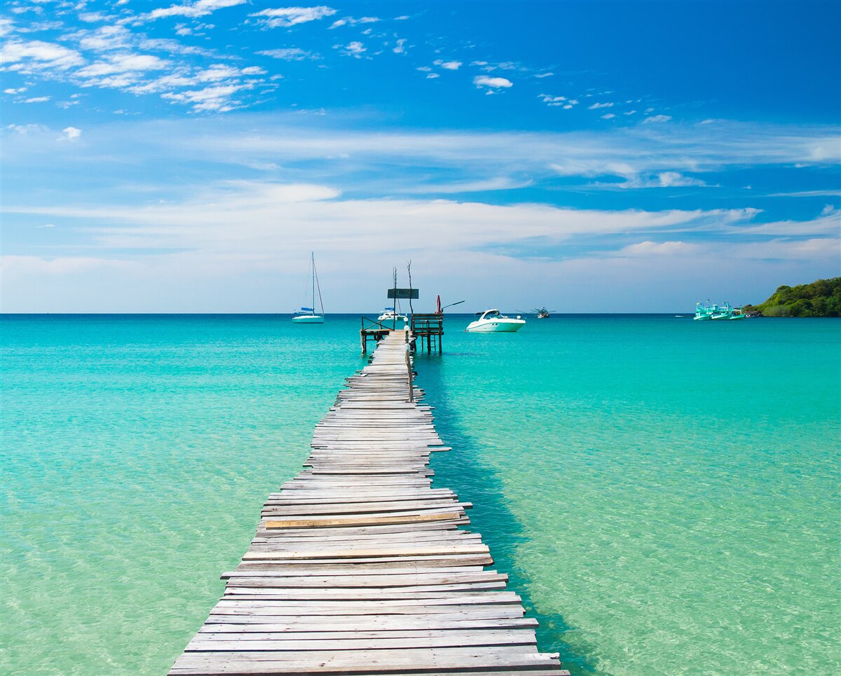 Papier peint pont en bois au-dessus de l'eau turquoise