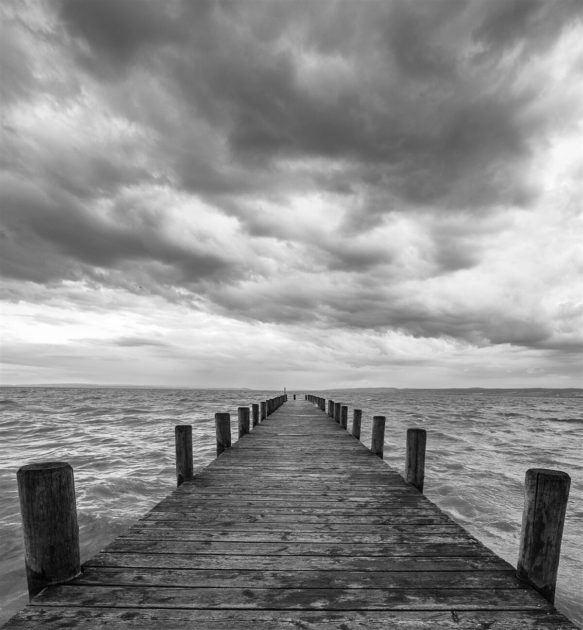 Papier peint pont flottant menant à la mer