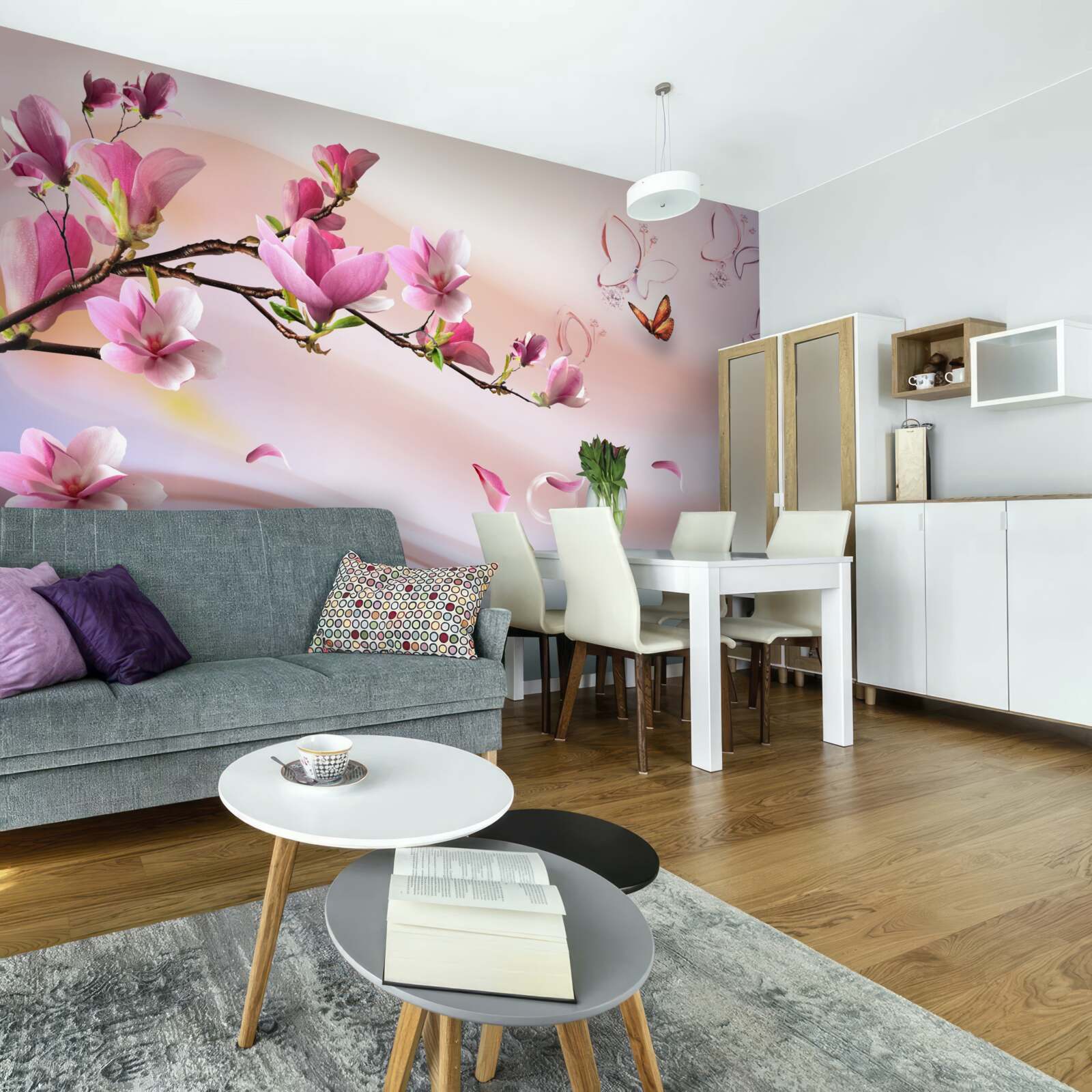 Papier peint branche avec des fleurs roses et des papillons volants