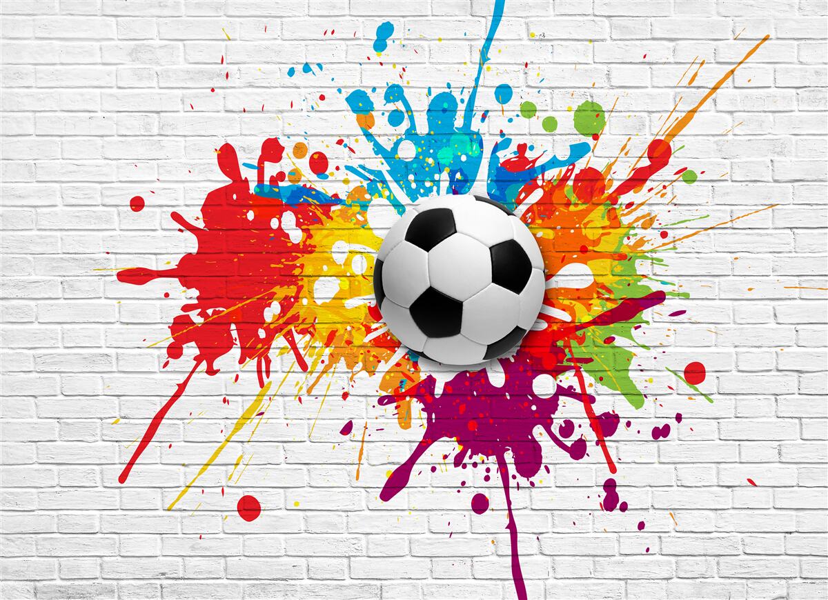 Papier peint il y a un ballon de football sur le mur de briques