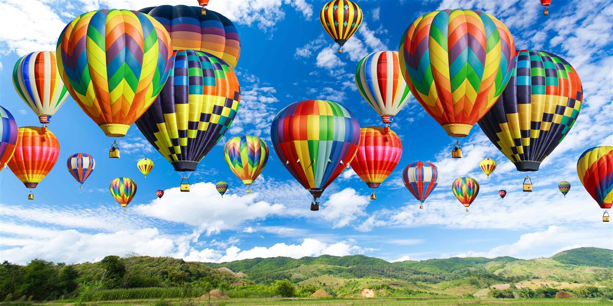 Papier peint procession de ballons de toutes les couleurs