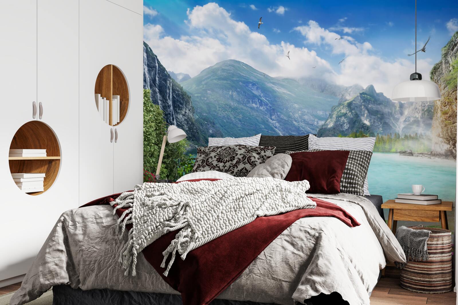 Papier peint bateau sur un lac dans les montagnes