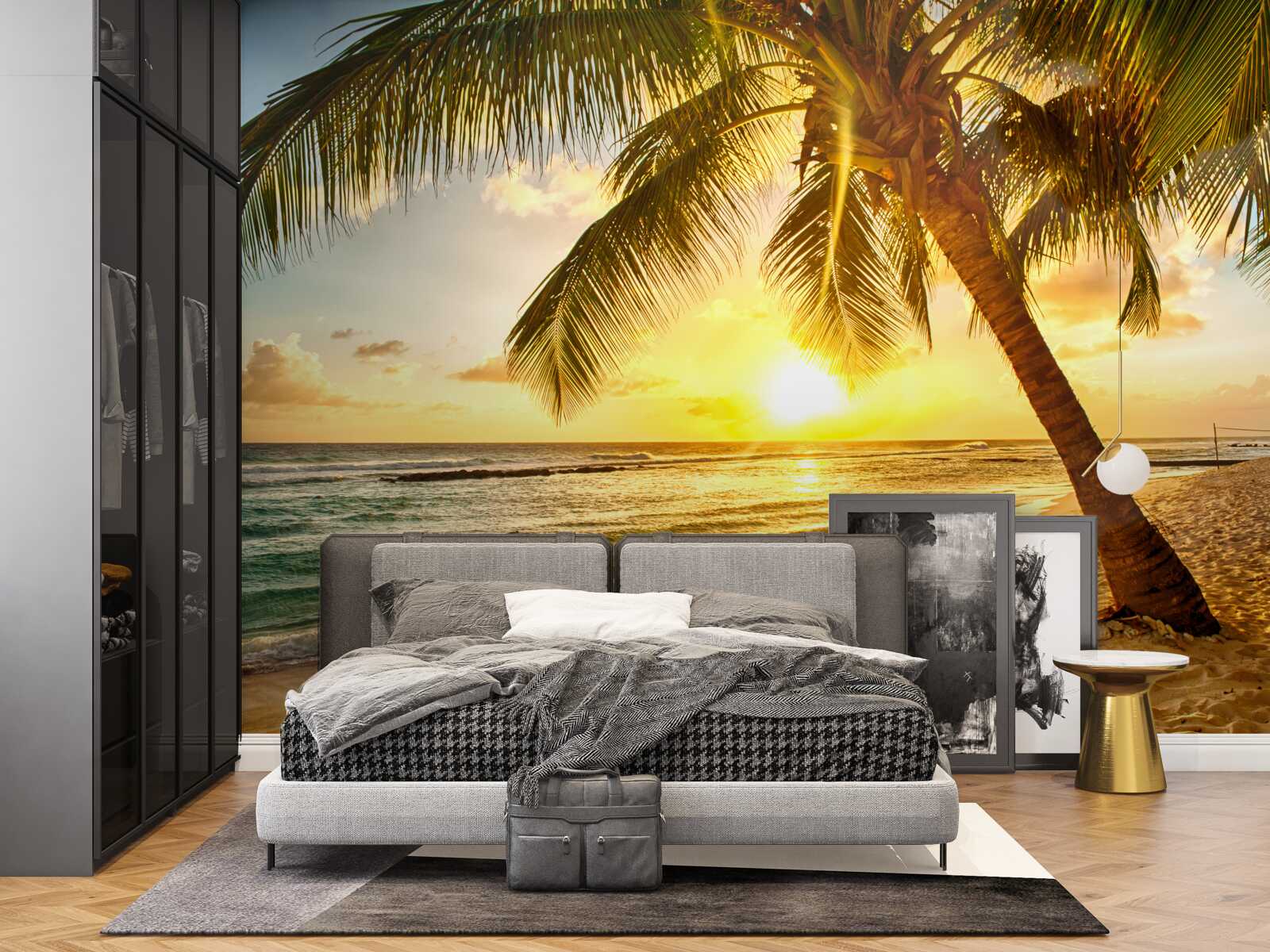 Papier peint le soleil se couche sous l'horizon de l'océan, illuminant les palmiers