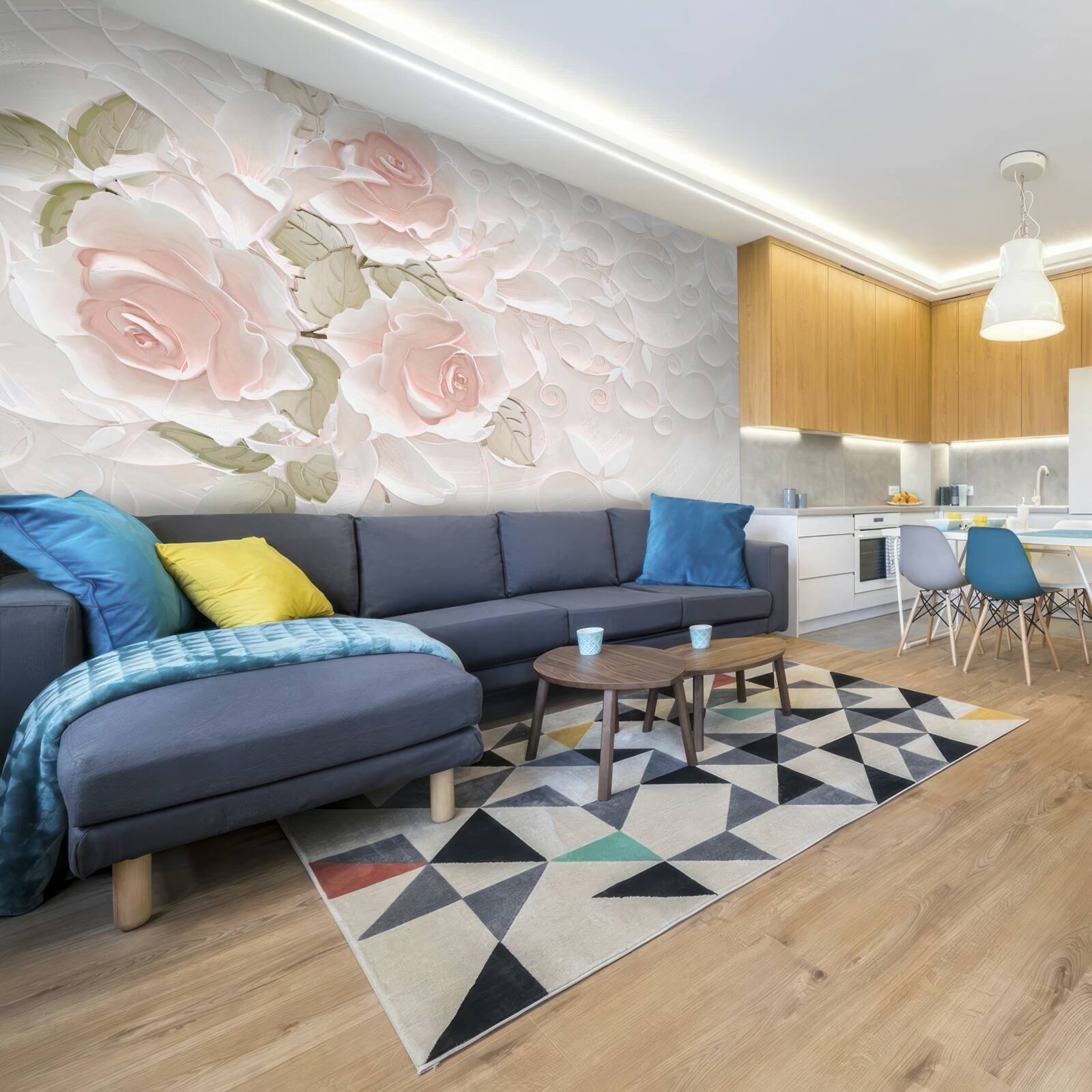 Papier peint roses pâles sur un mur pâle