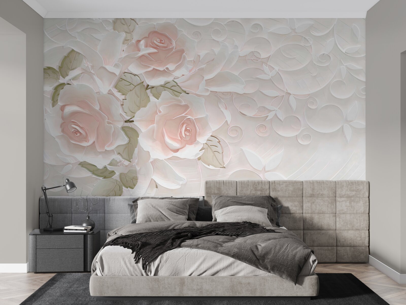 Papier peint roses pâles sur un mur pâle