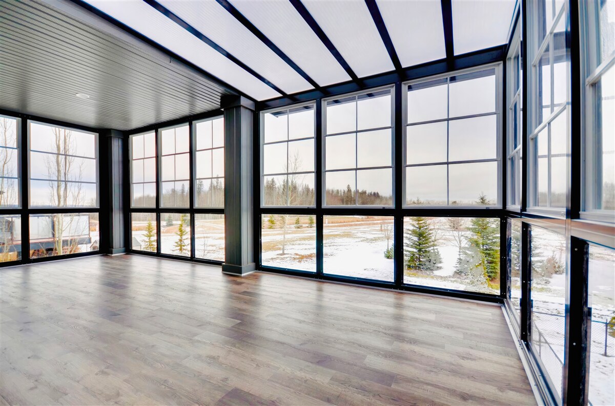 Papier peint chambre non meublée avec des fenêtres allant du sol au plafond