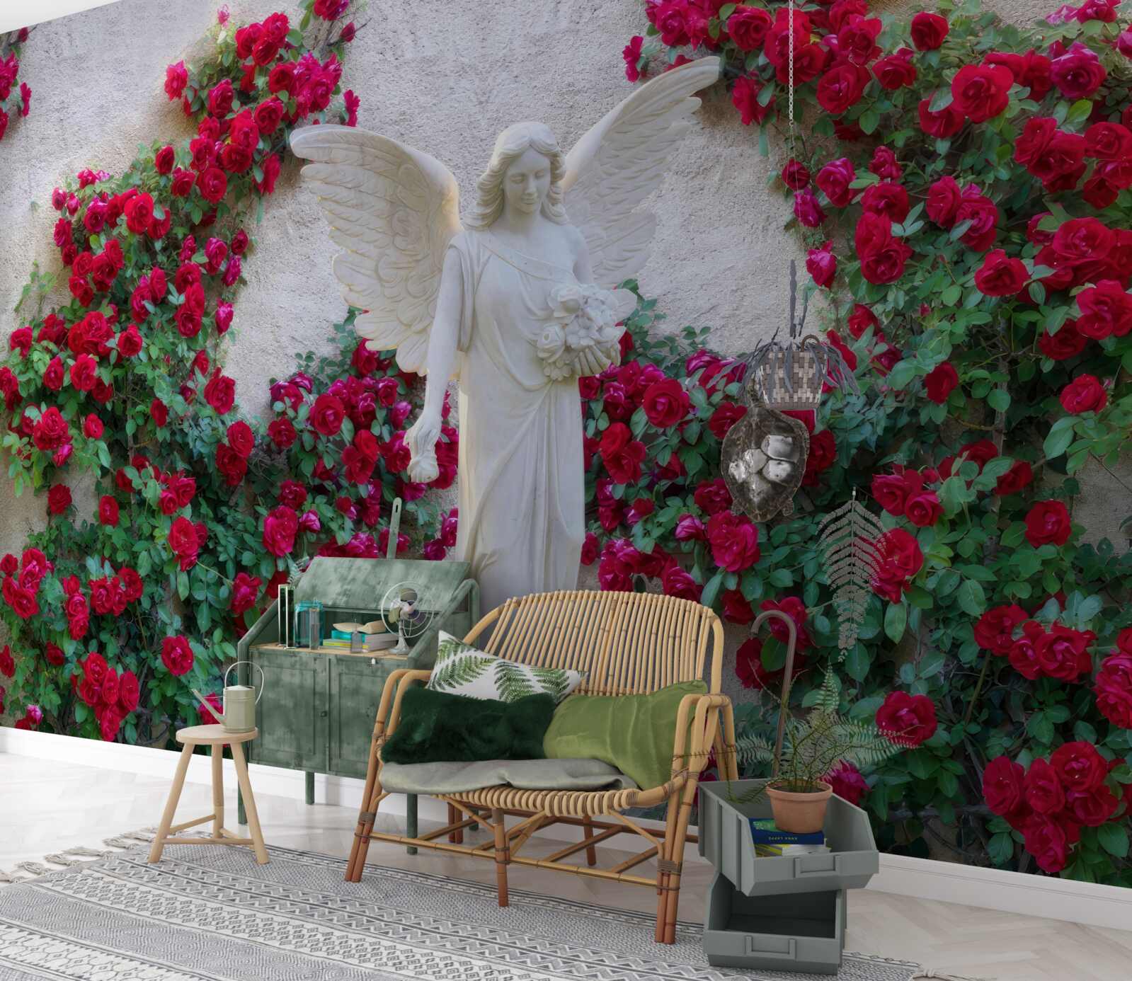 Papier peint statue d'un ange entouré de fleurs écarlates