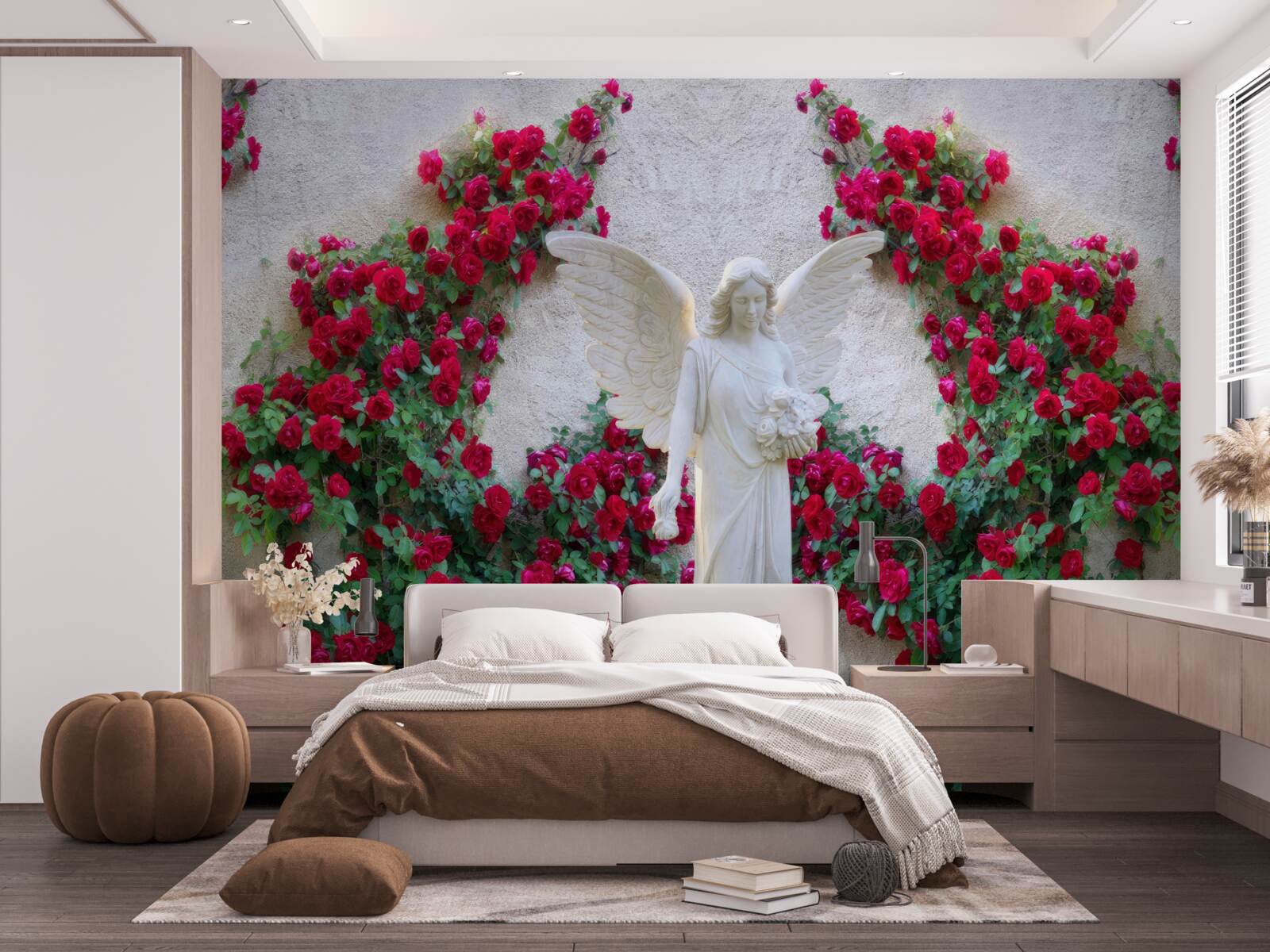 Papier peint statue d'un ange entouré de fleurs écarlates