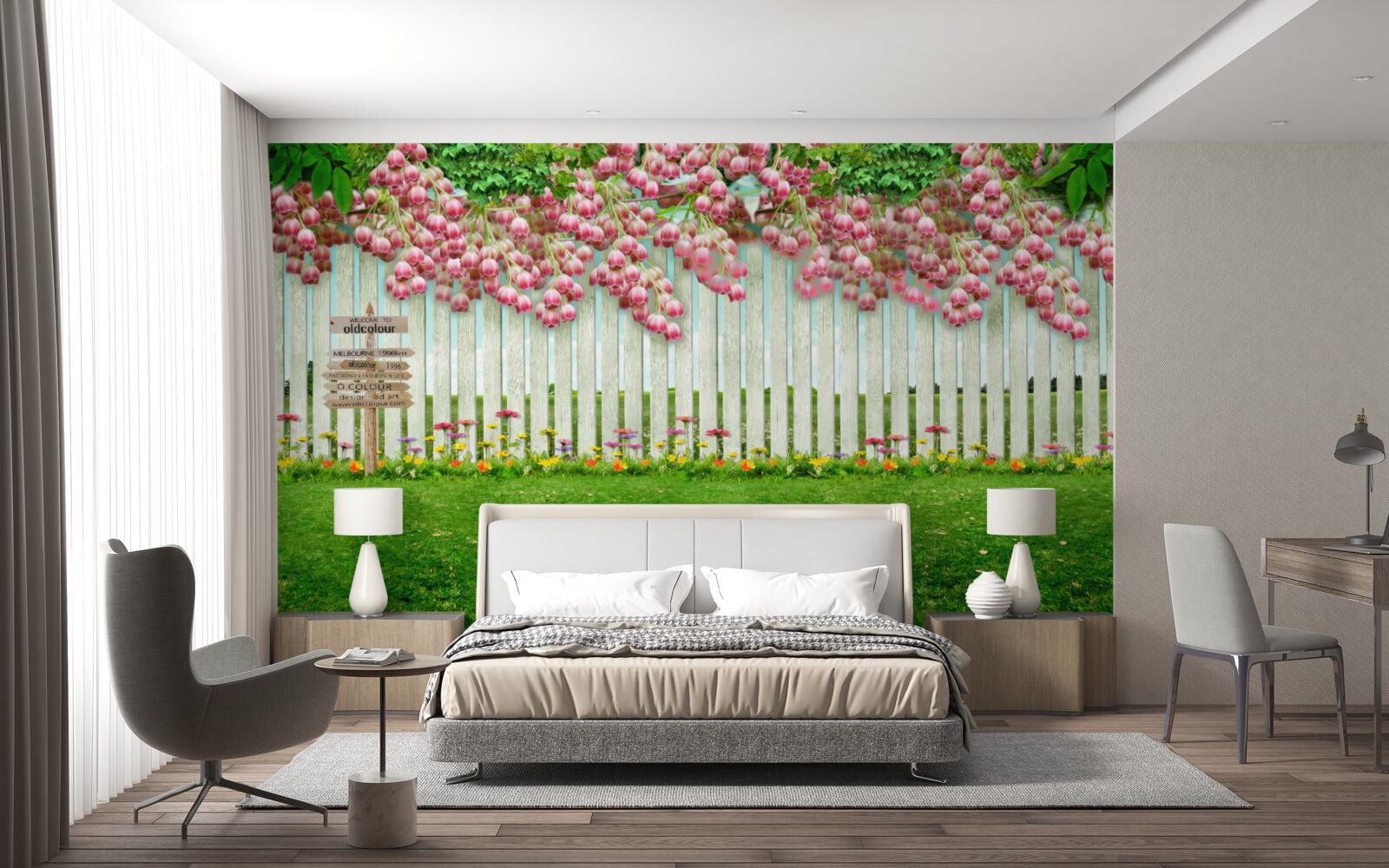 Papier peint des fleurs roses tombent en cascade sur une clôture blanche