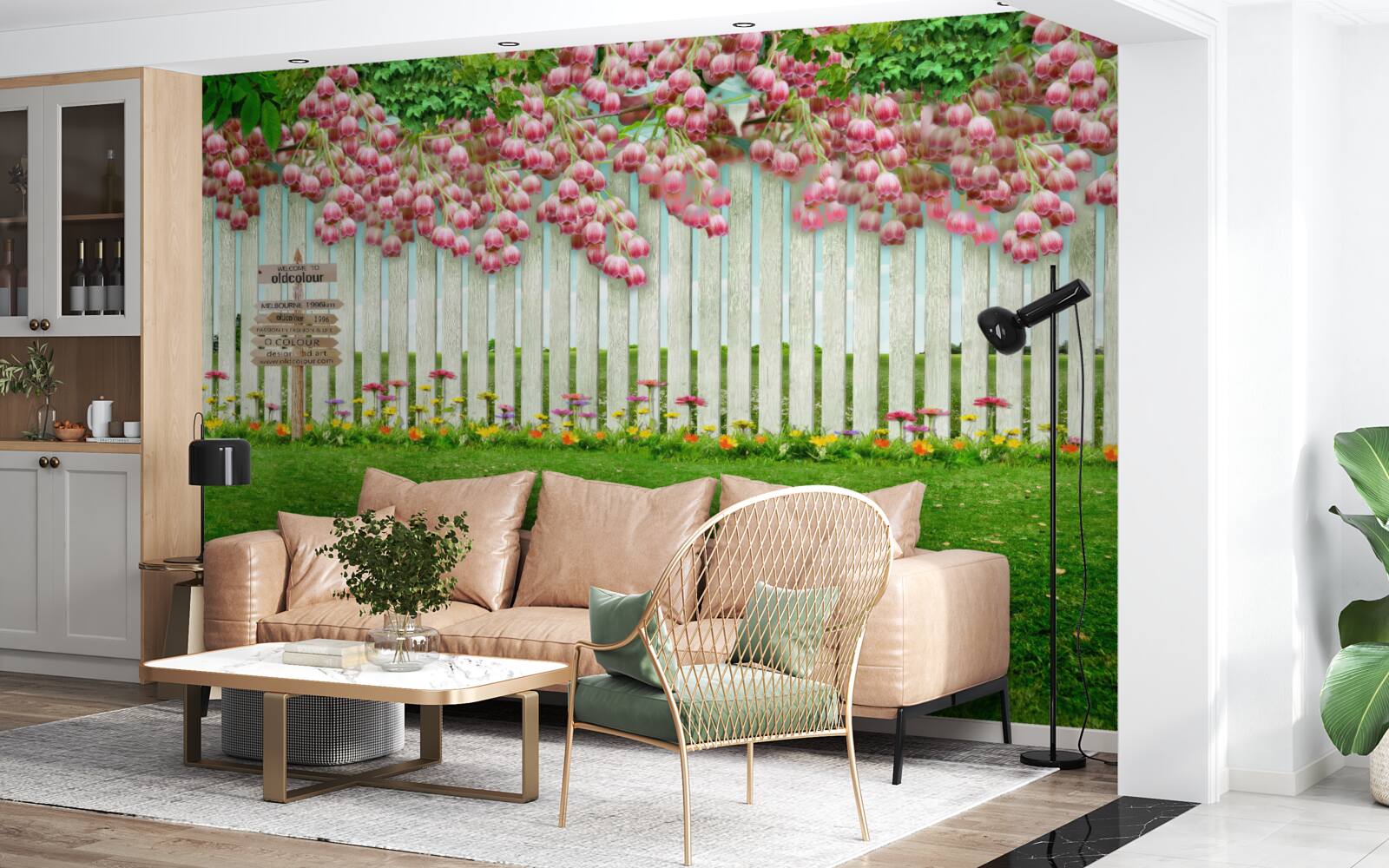 Papier peint des fleurs roses tombent en cascade sur une clôture blanche