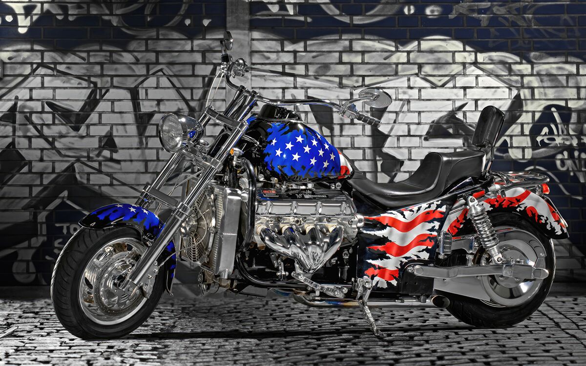 Papier peint moto à côté d'un mur peint