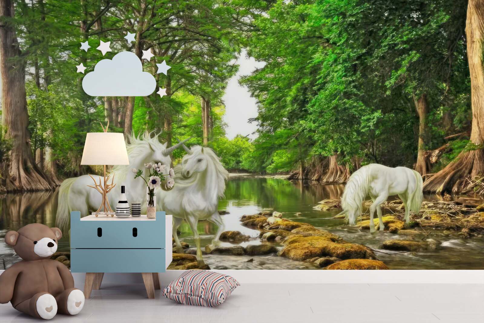 Papier peint dans la forêt, au bord de l'eau, il y a trois pégases légers