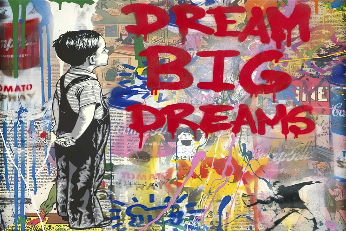 Papier peint un garçon observe un mur couvert de dessins