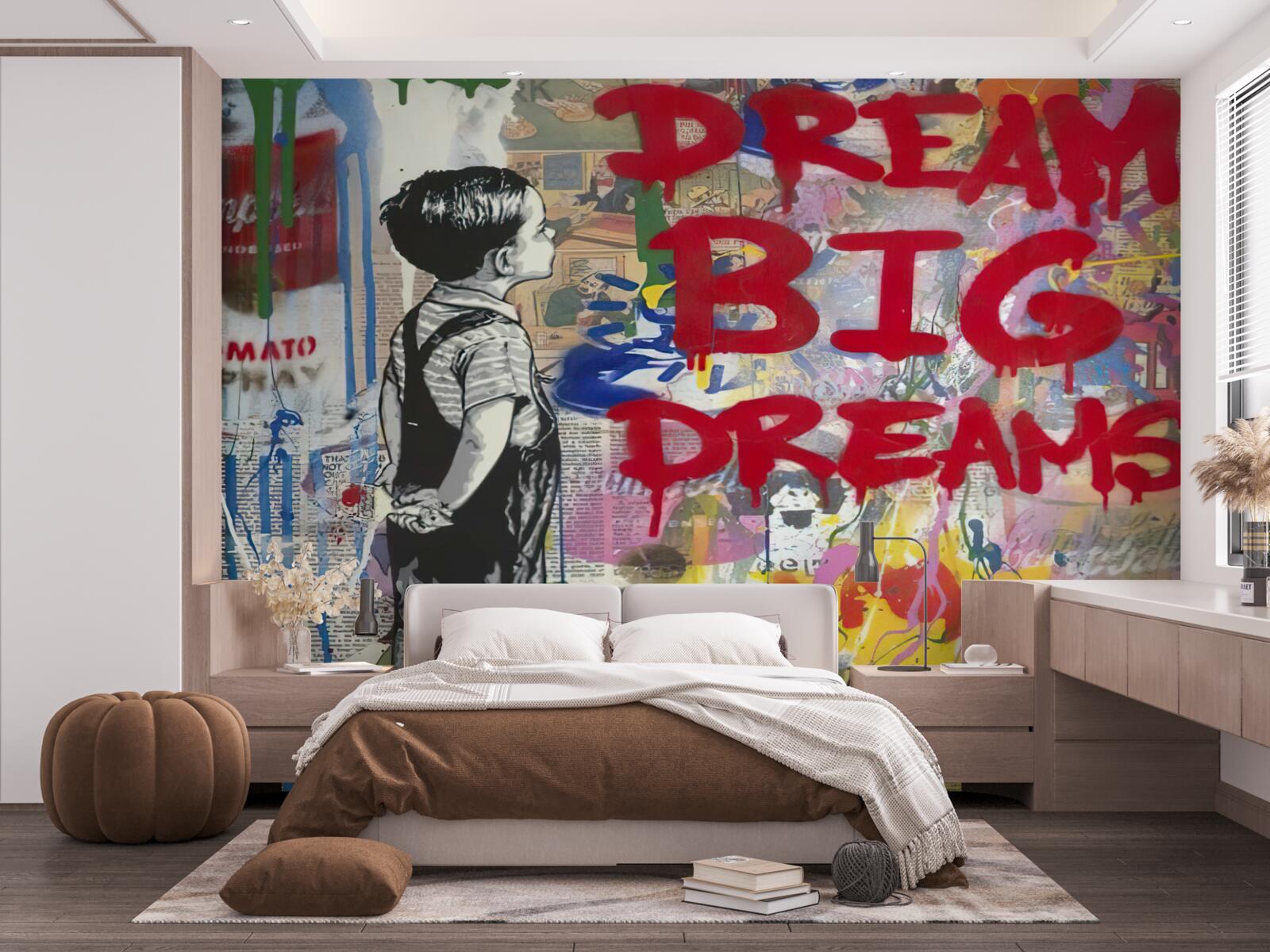 Papier peint un garçon observe un mur couvert de dessins