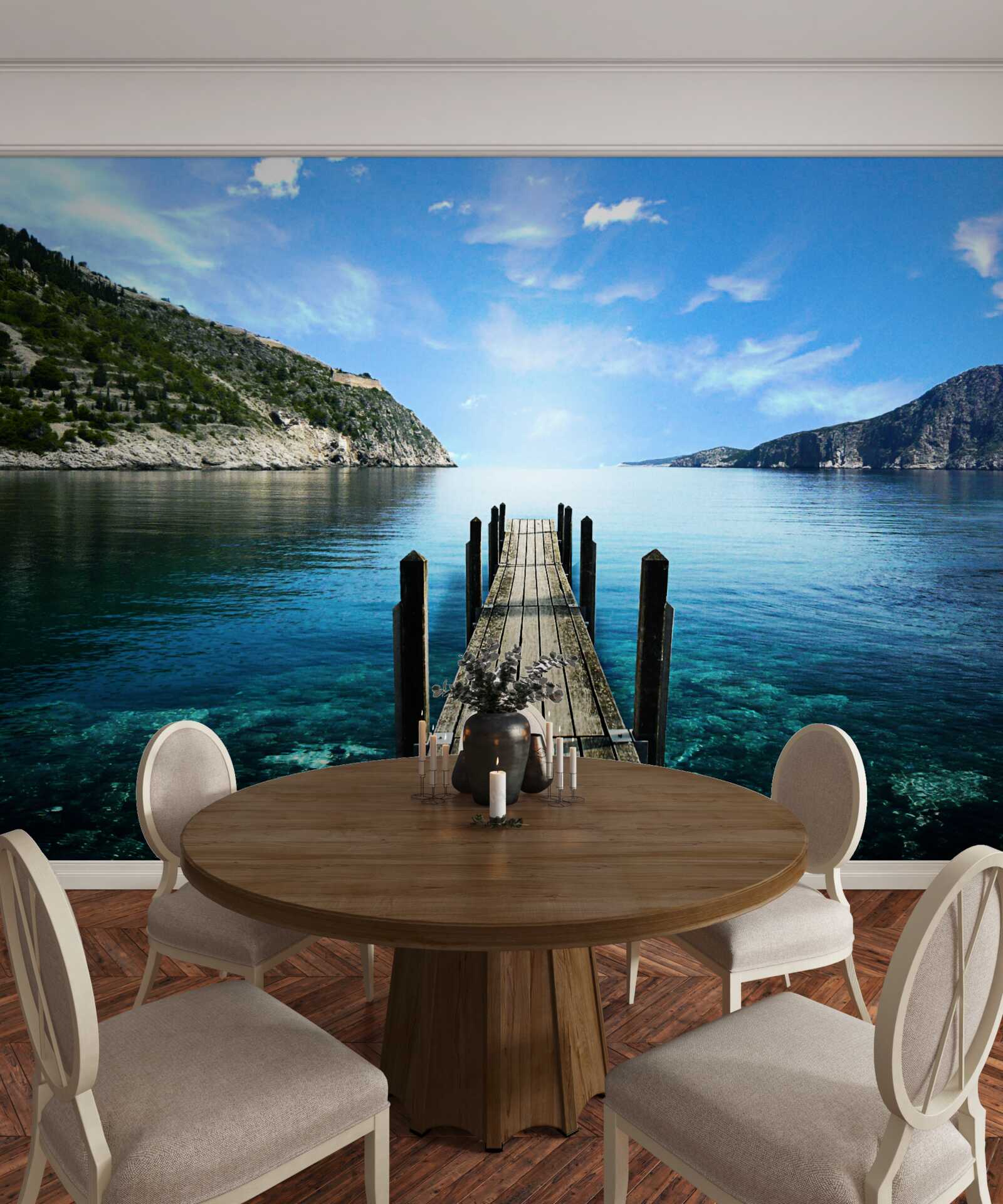 Papier peint sur le fond du ciel, des montagnes et de la rivière, on peut voir le ponton