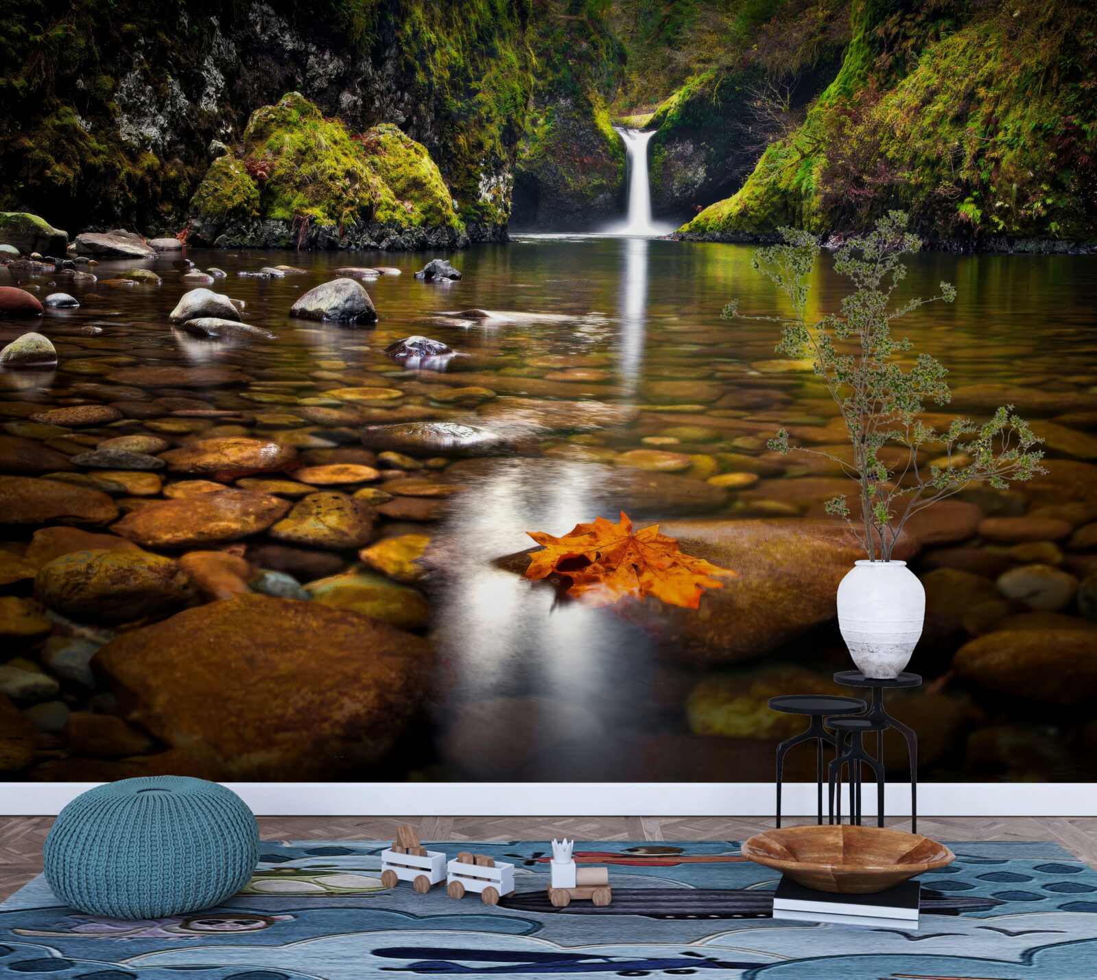 Papier peint une feuille tombée à la surface de l'eau en montagne