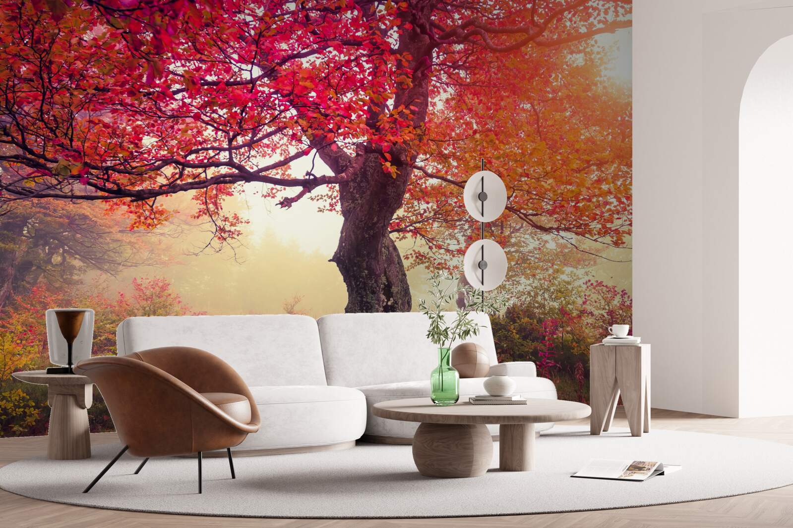 Papier peint arbres en fleurs au milieu d'une forêt brumeuse