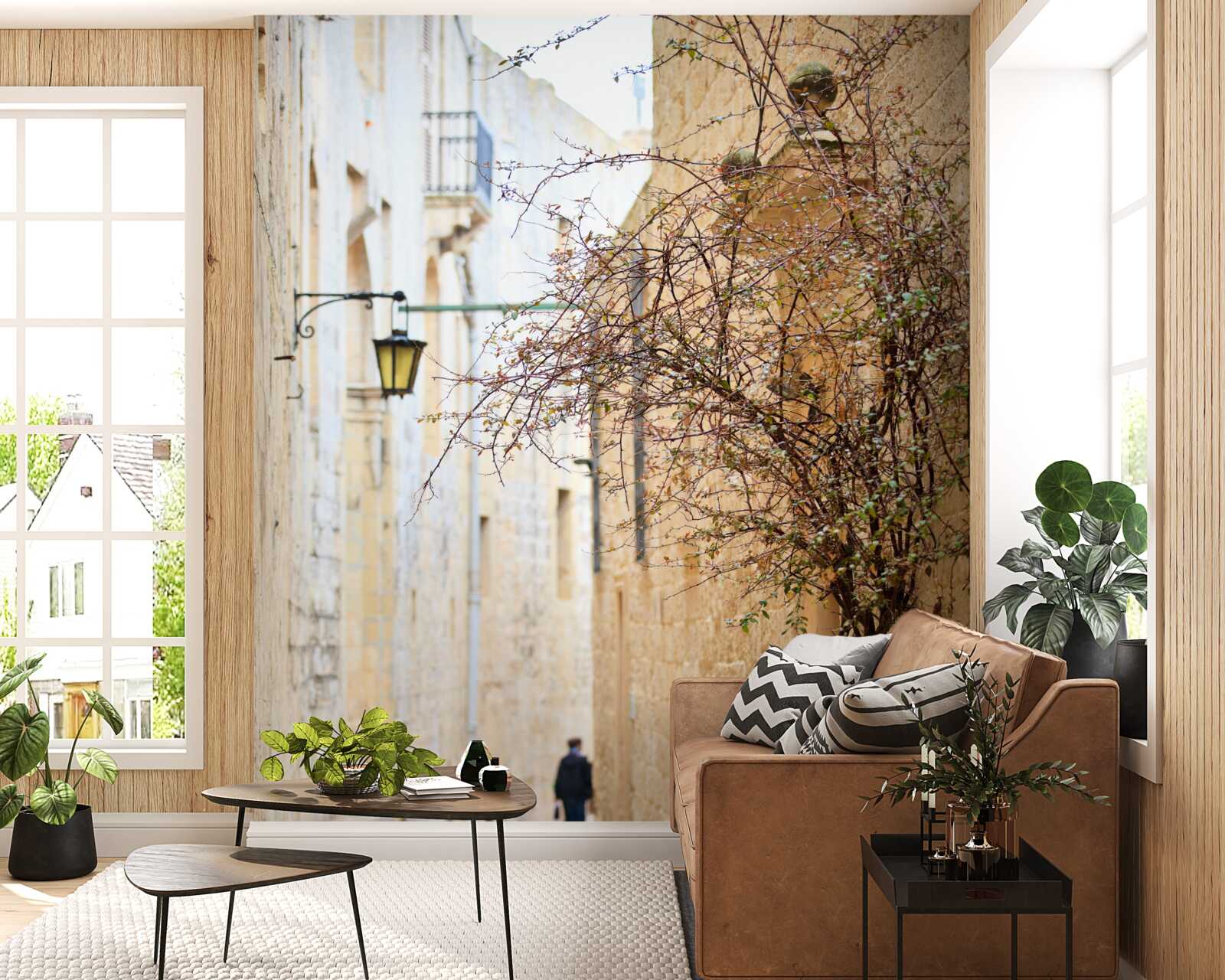 Papier peint dans une rue étroite, il y a un homme et un arbre