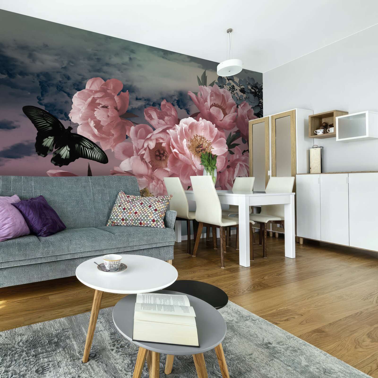 Papier peint papillon sombre et fleurs roses