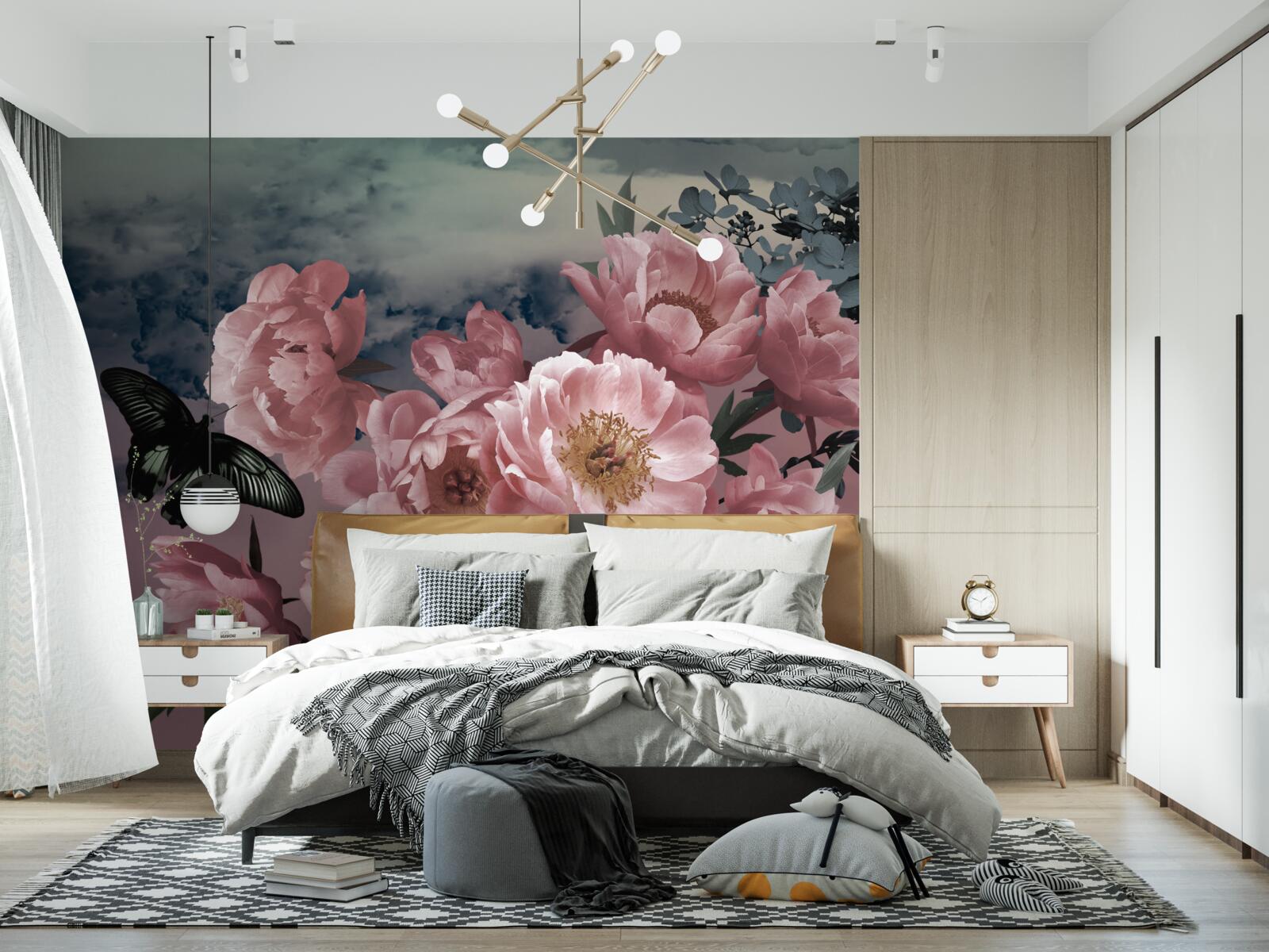 Papier peint papillon sombre et fleurs roses