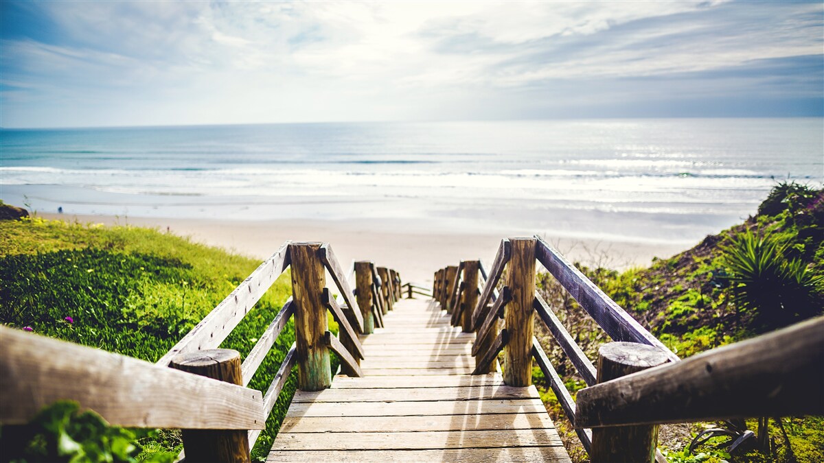 Papier peint escalier descendant vers l'eau