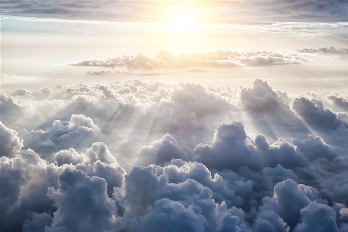 Papier peint La lumière s'élevait au-dessus des nuages luxuriants