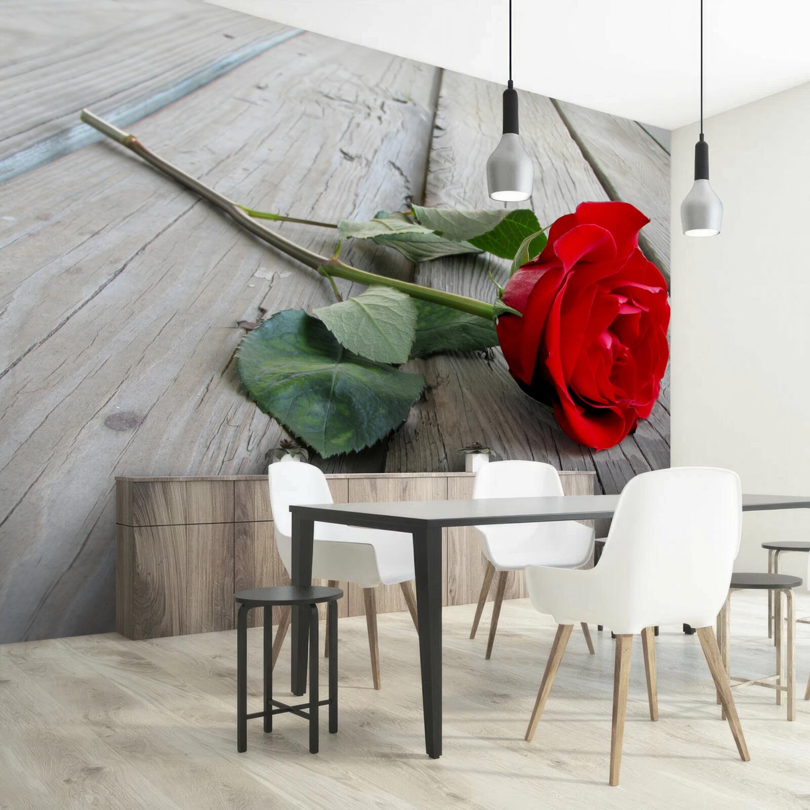 Papier peint fleur écarlate sur une surface en bois