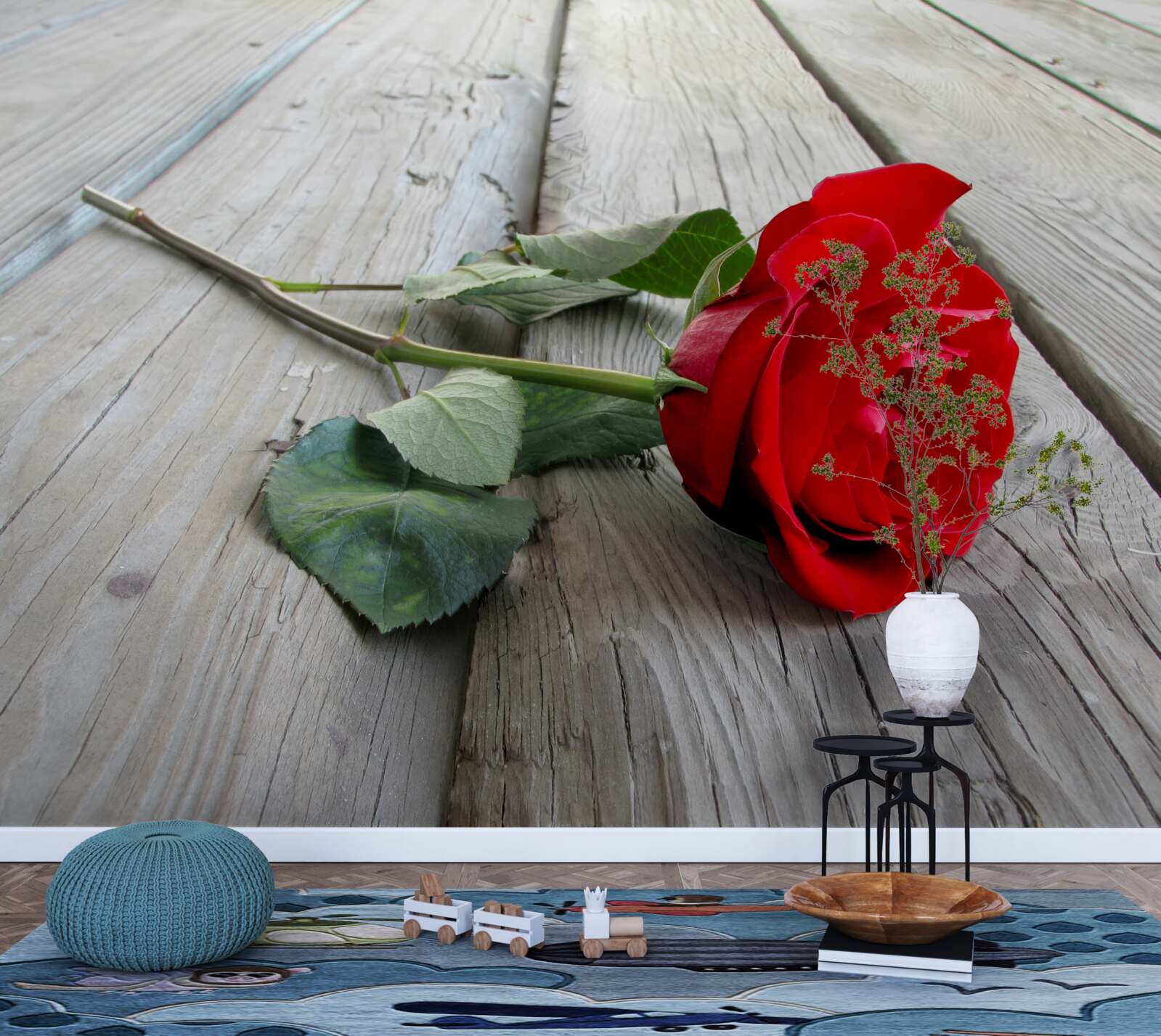 Papier peint fleur écarlate sur une surface en bois