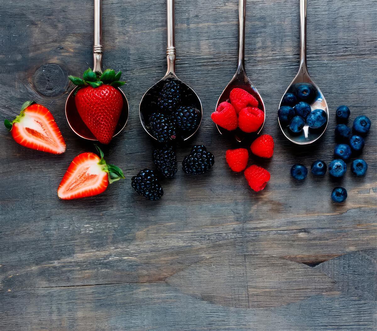 Papier peint Cuillères remplies de baies