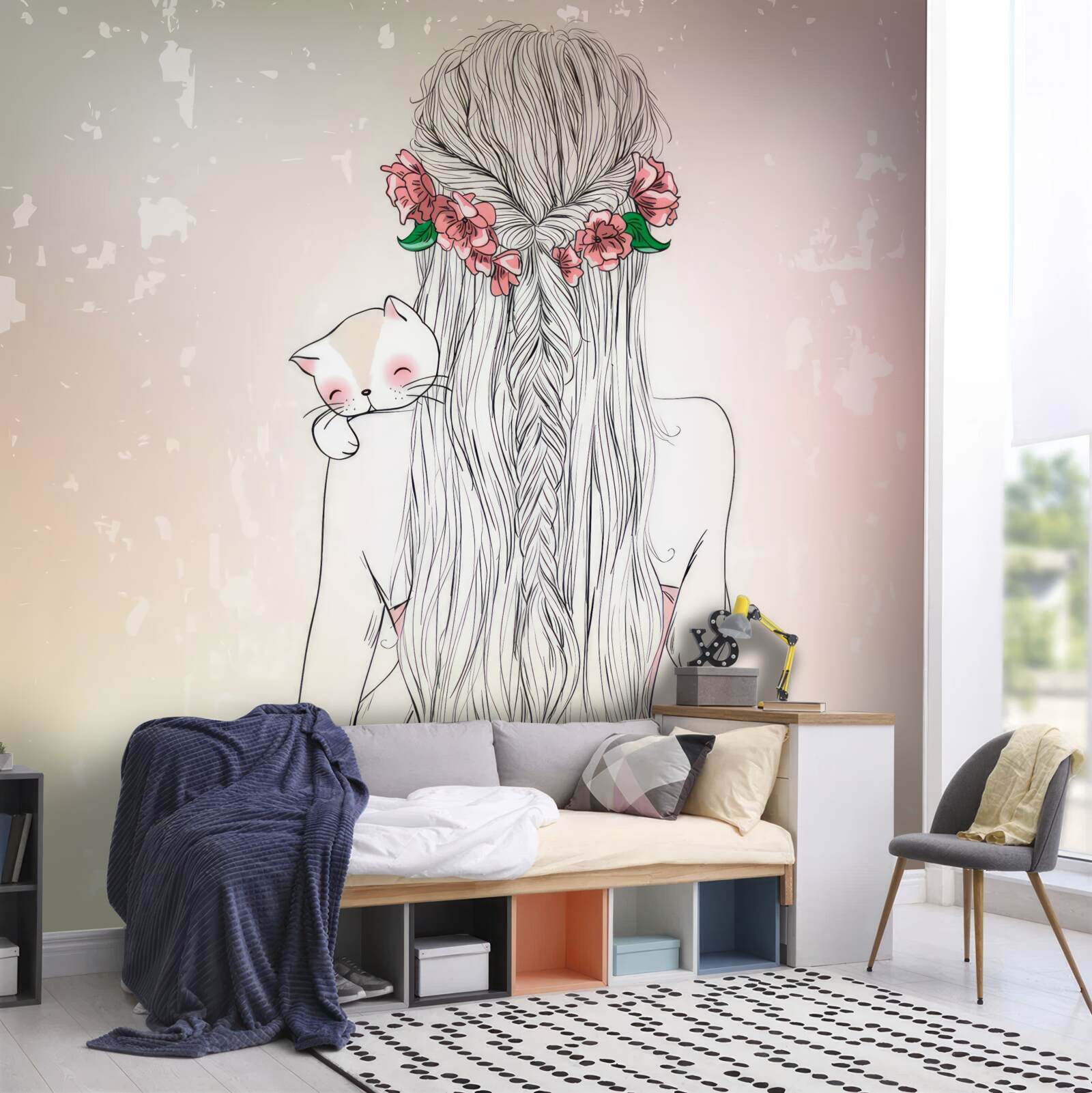 Papier peint une fille se tient debout en arrière, tenant un chat dans ses mains