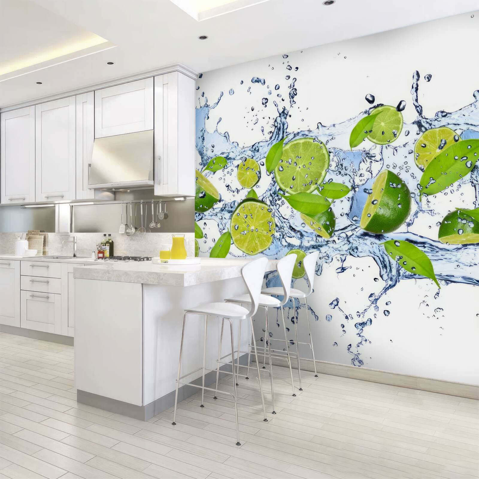 Papier peint citrons verts coupés en tranches et placés dans l'eau