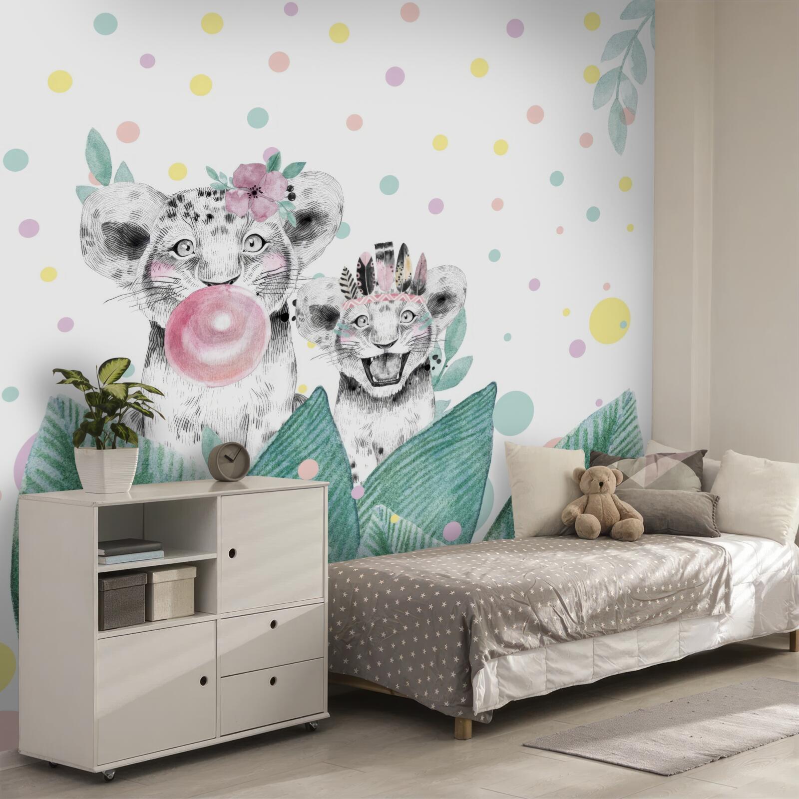 Papier peint une lionne émerge de derrière les feuilles