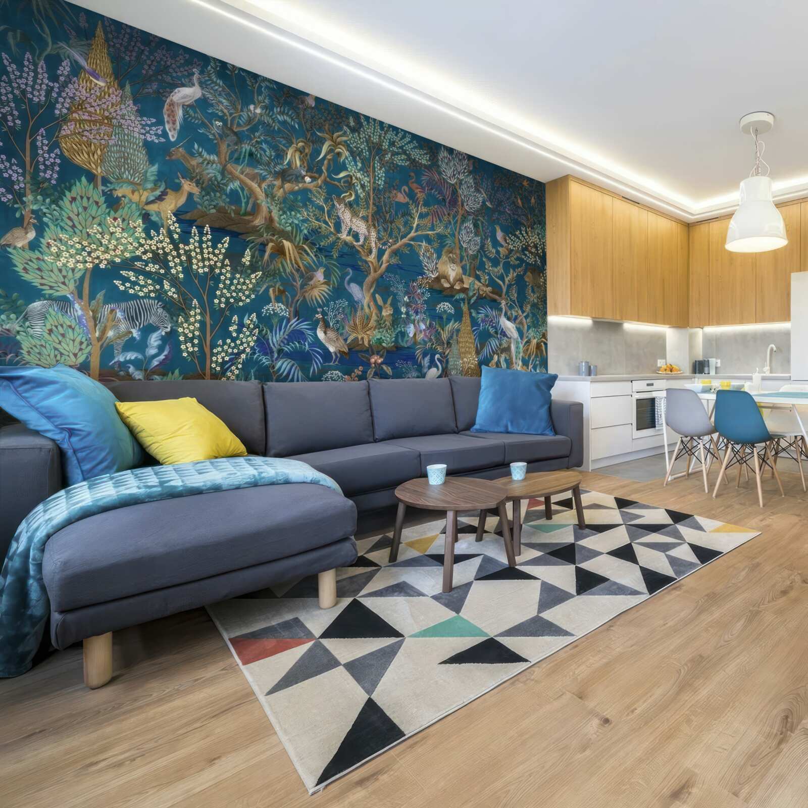 Papier peint fond sombre avec des images de plantes et d'animaux