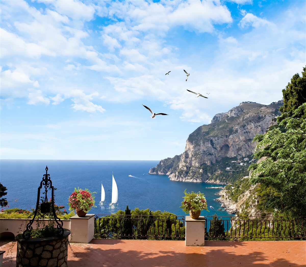 Papier peint l'océan et les montagnes dans le paysage