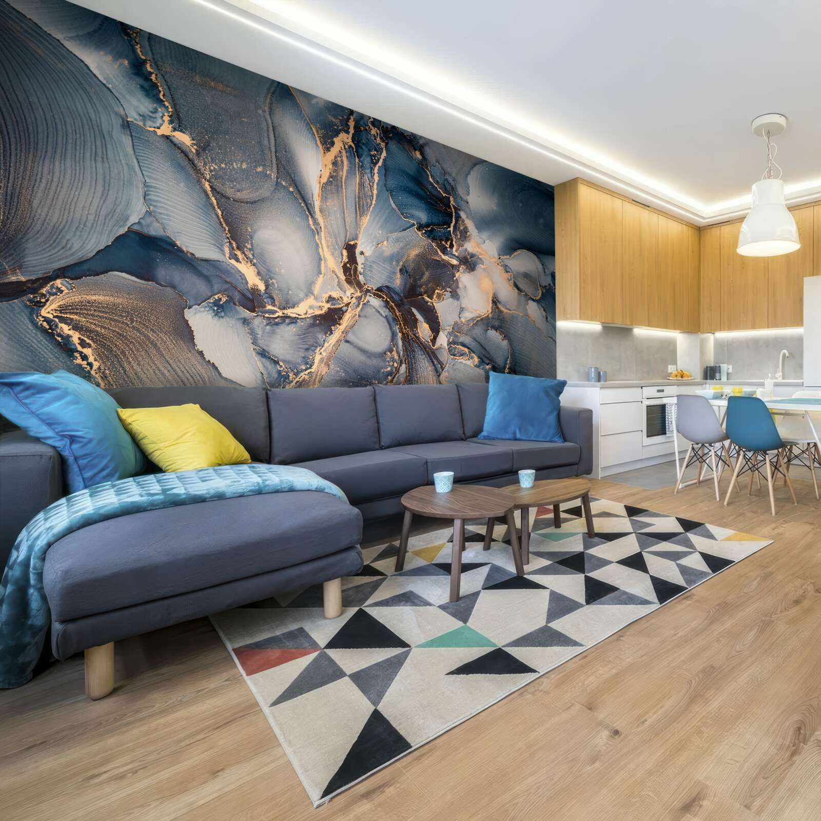 Papier peint marbre dans de riches nuances de bleu et d'or