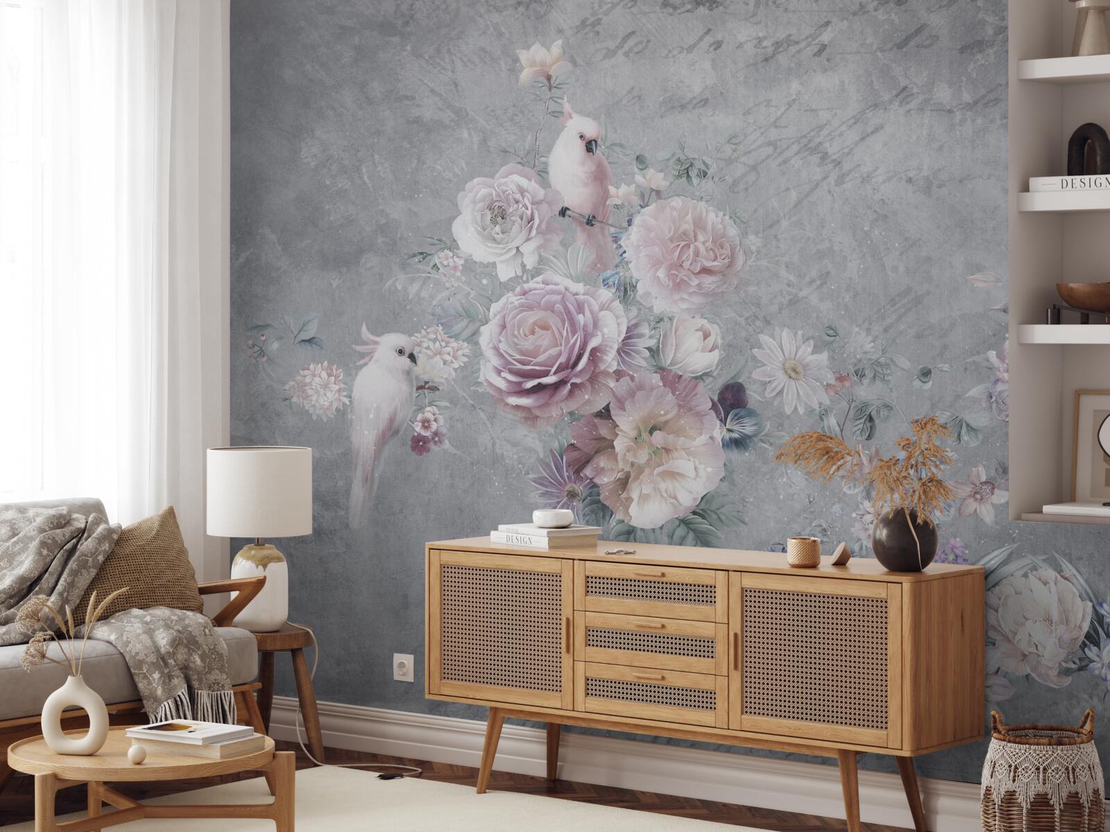 Papier peint bouquet complété par des compositions de perroquets