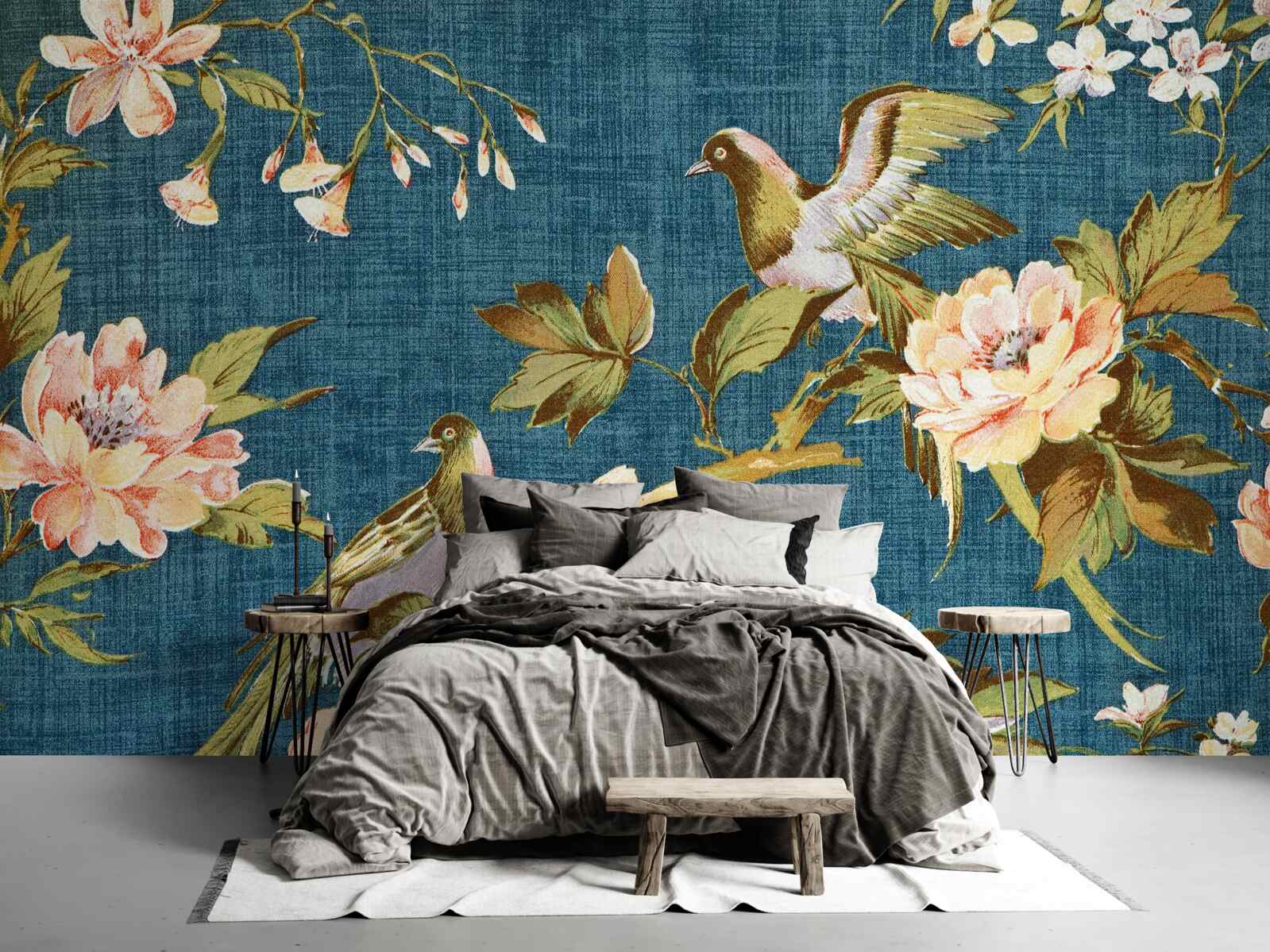 Papier peint deux perroquets parmi les roses